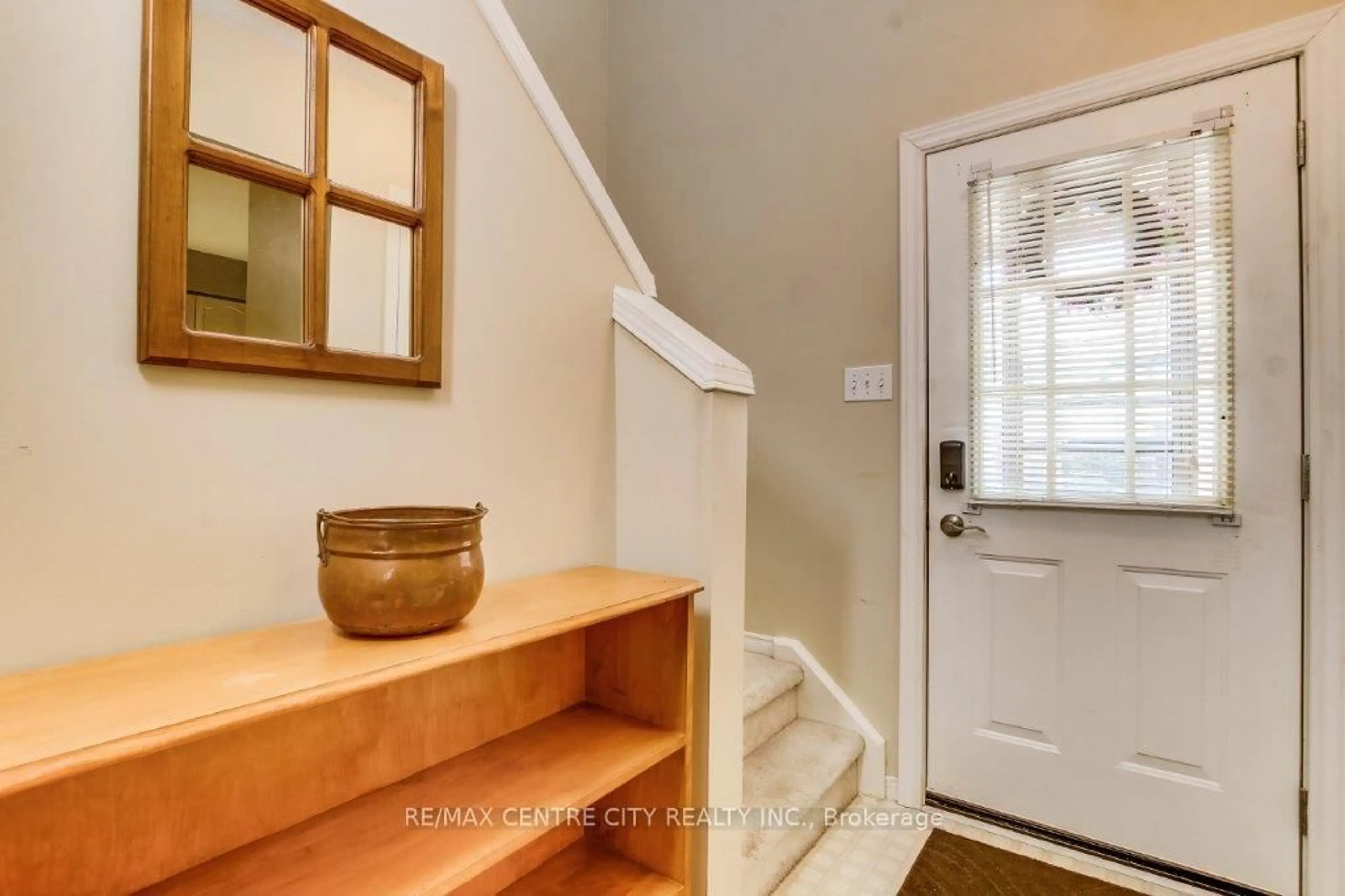 Indoor entryway for 1199 Reardon Blvd #14, London South Ontario N6M 1H7
