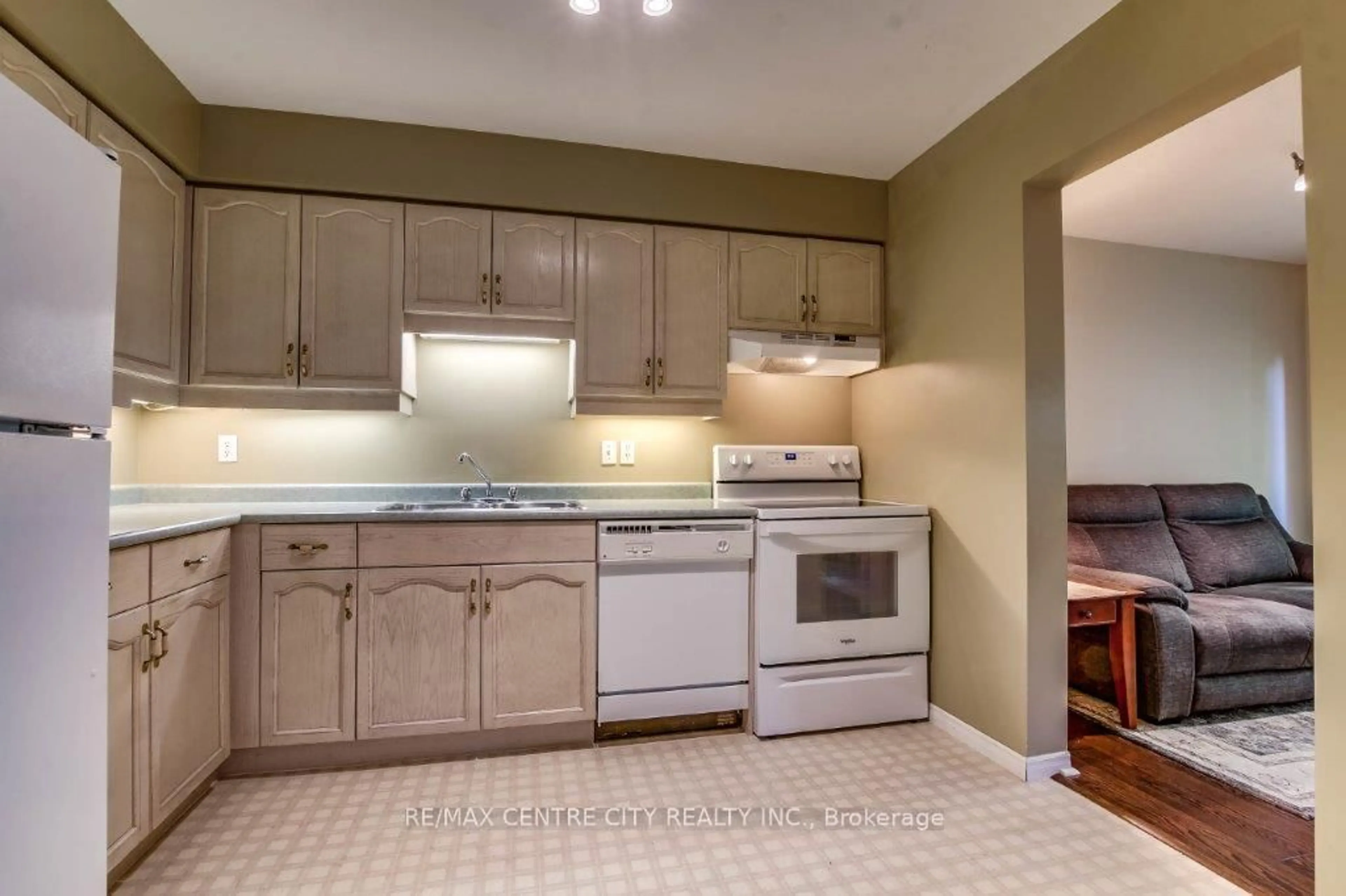 Standard kitchen, unknown for 1199 Reardon Blvd #14, London South Ontario N6M 1H7