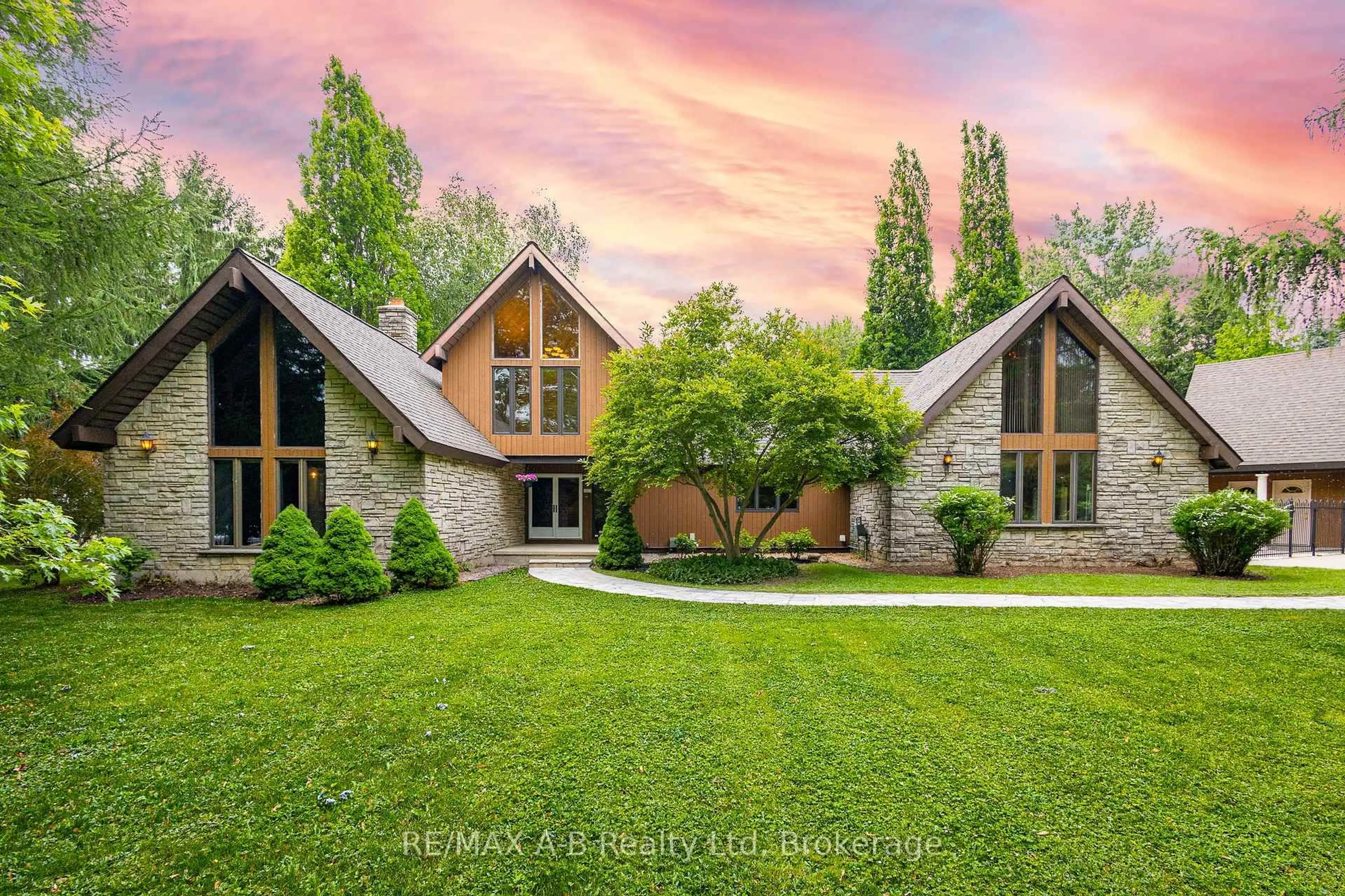 Home with brick exterior material, unknown for 3812 Bannerd Dr, Perth South Ontario N5A 6S4