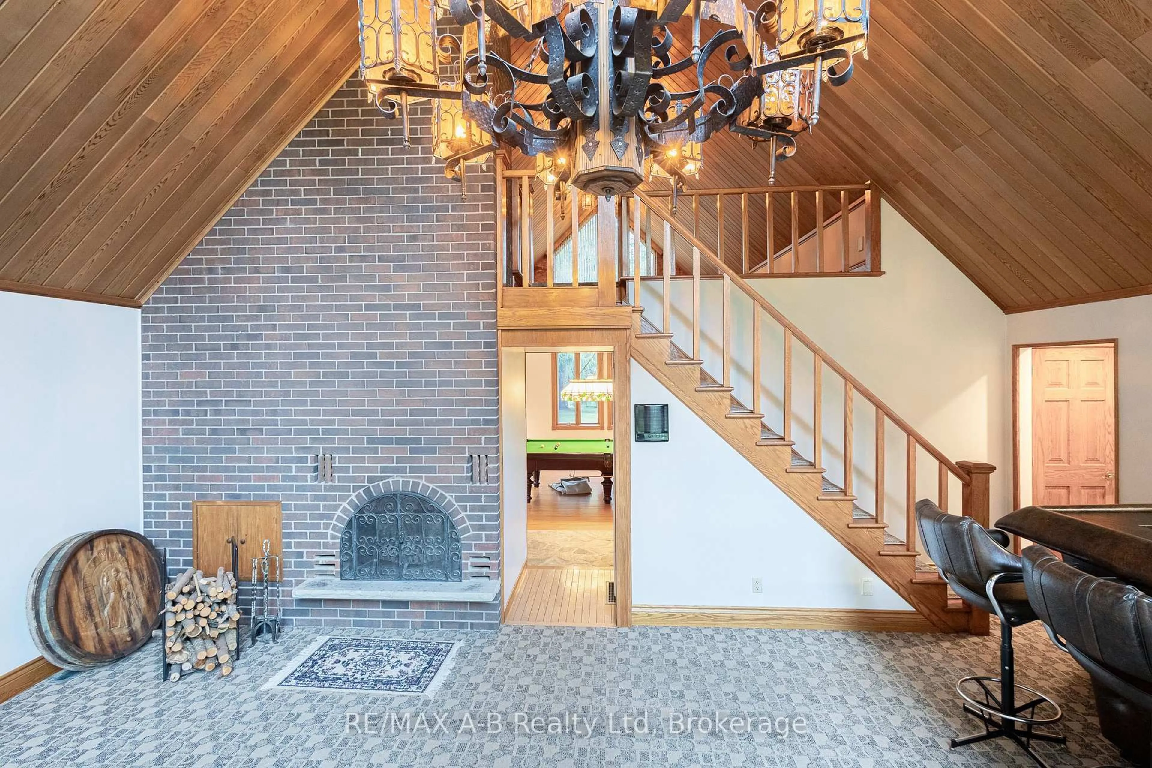 Indoor foyer for 3812 Bannerd Dr, Perth South Ontario N5A 6S4