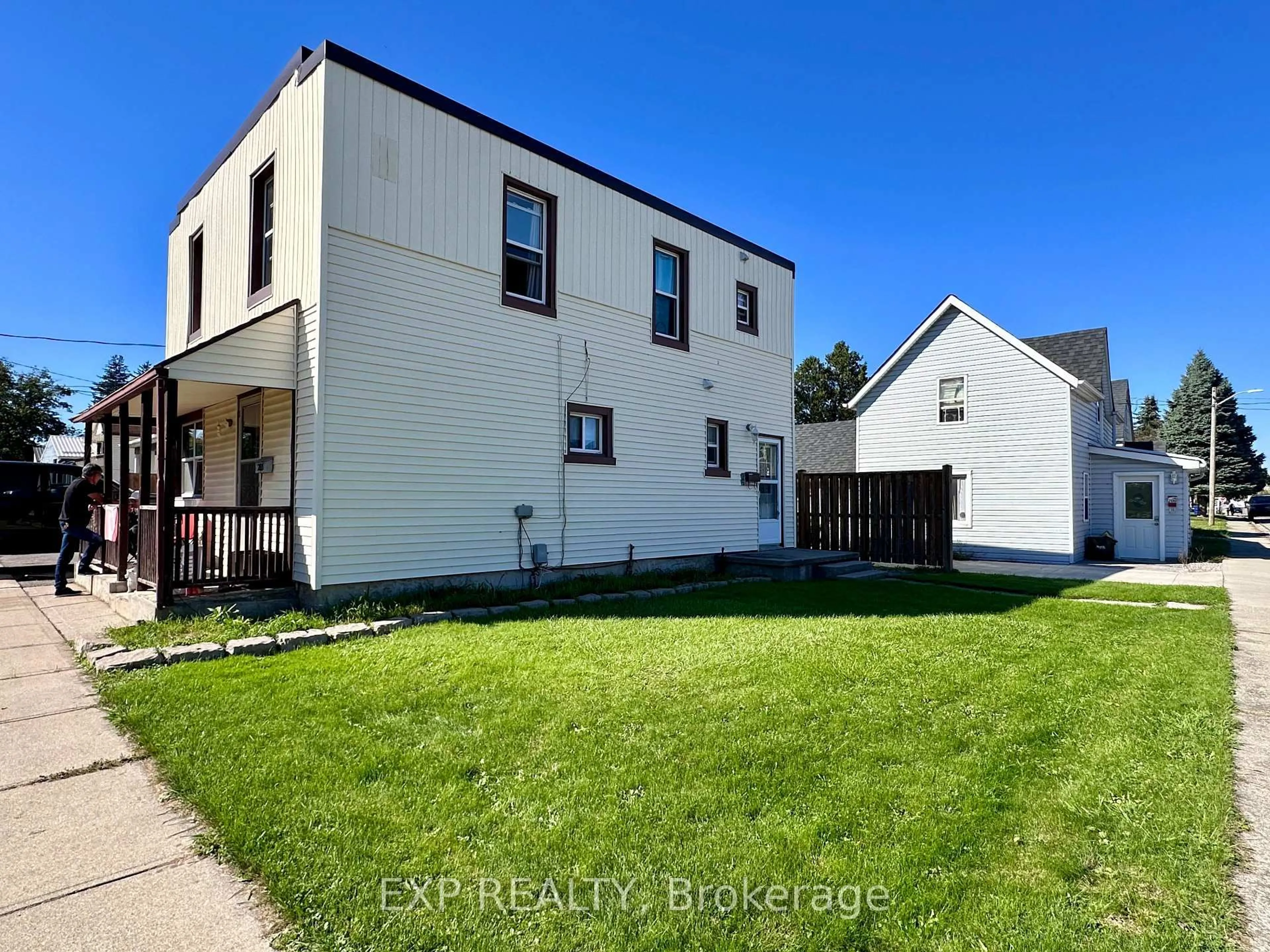 A pic from outside/outdoor area/front of a property/back of a property/a pic from drone, building for 203 Grove St, Norfolk Ontario N3Y 1K5