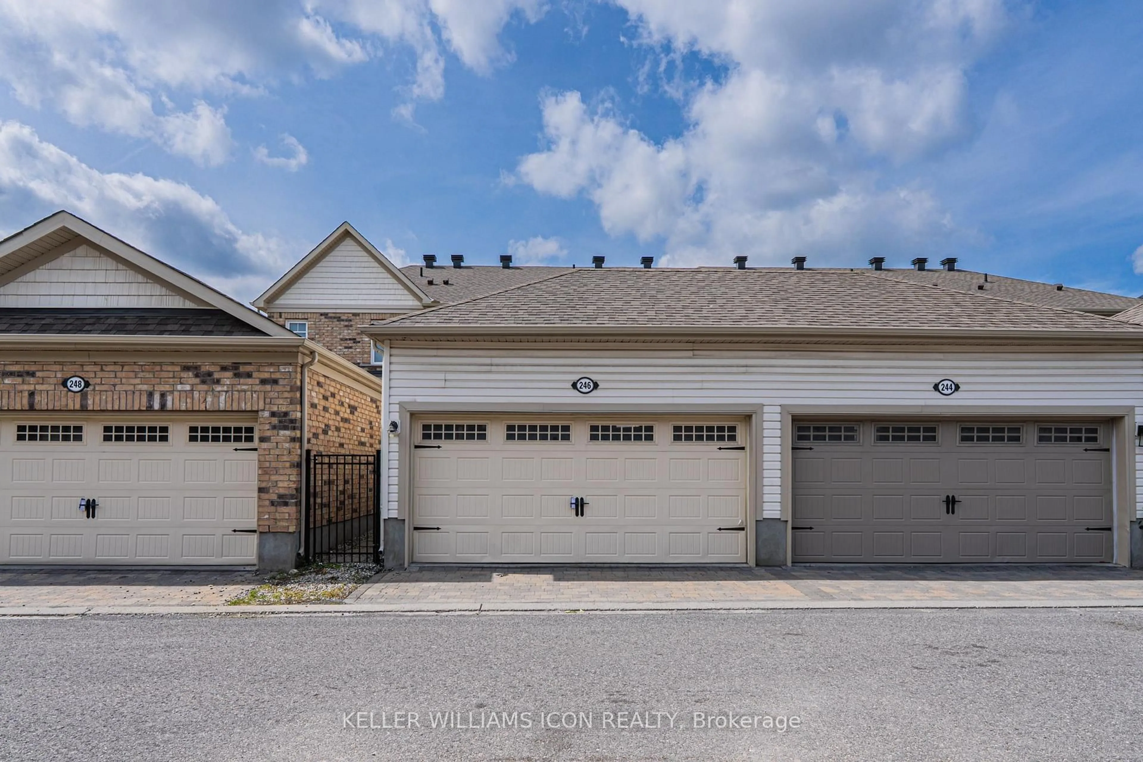 Indoor garage for 246 Longfields Dr, Ottawa Ontario K2J 5Y7