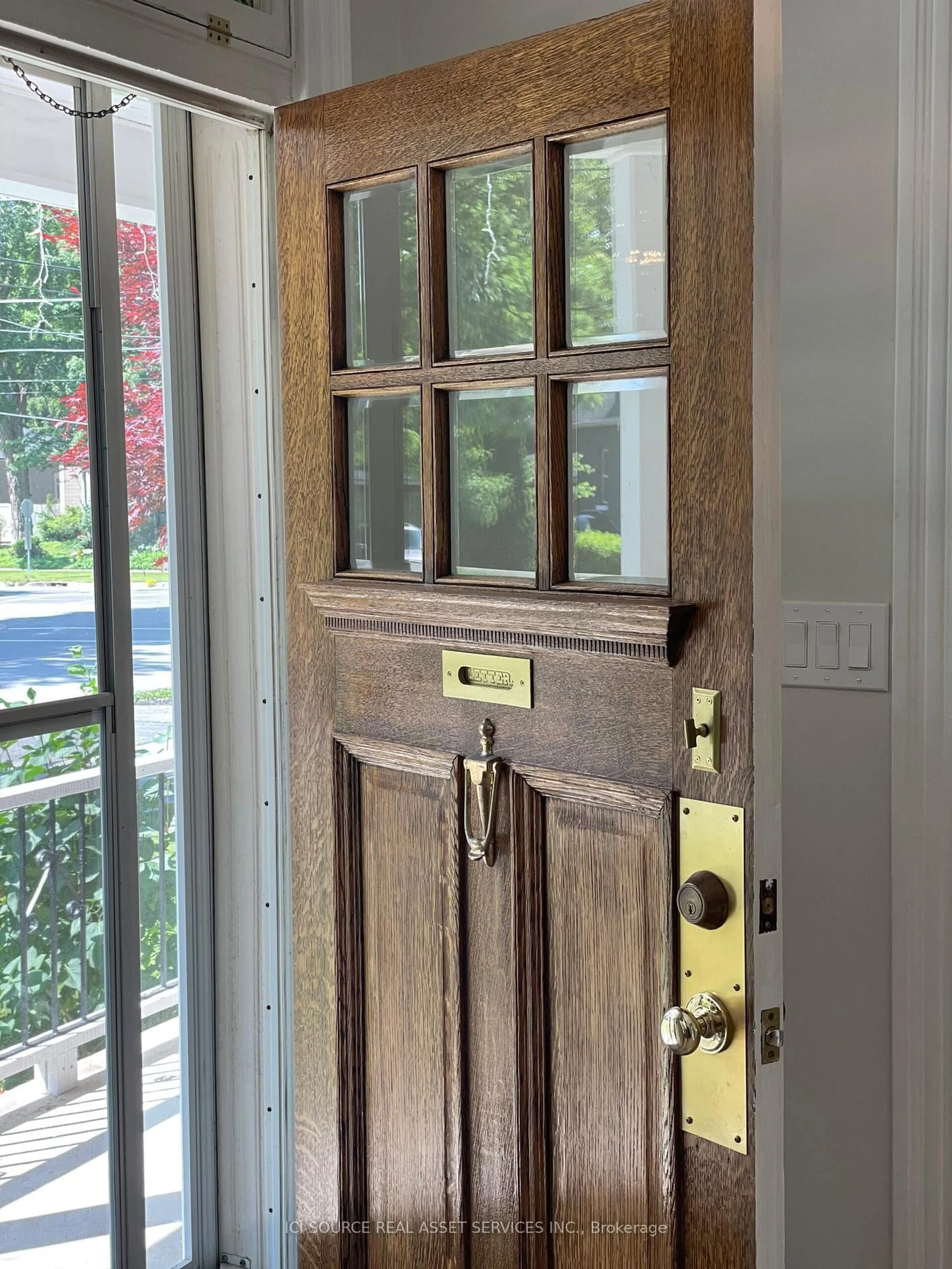 Indoor entryway for 412 Grosvenor St, London East Ontario N5Y 3S4