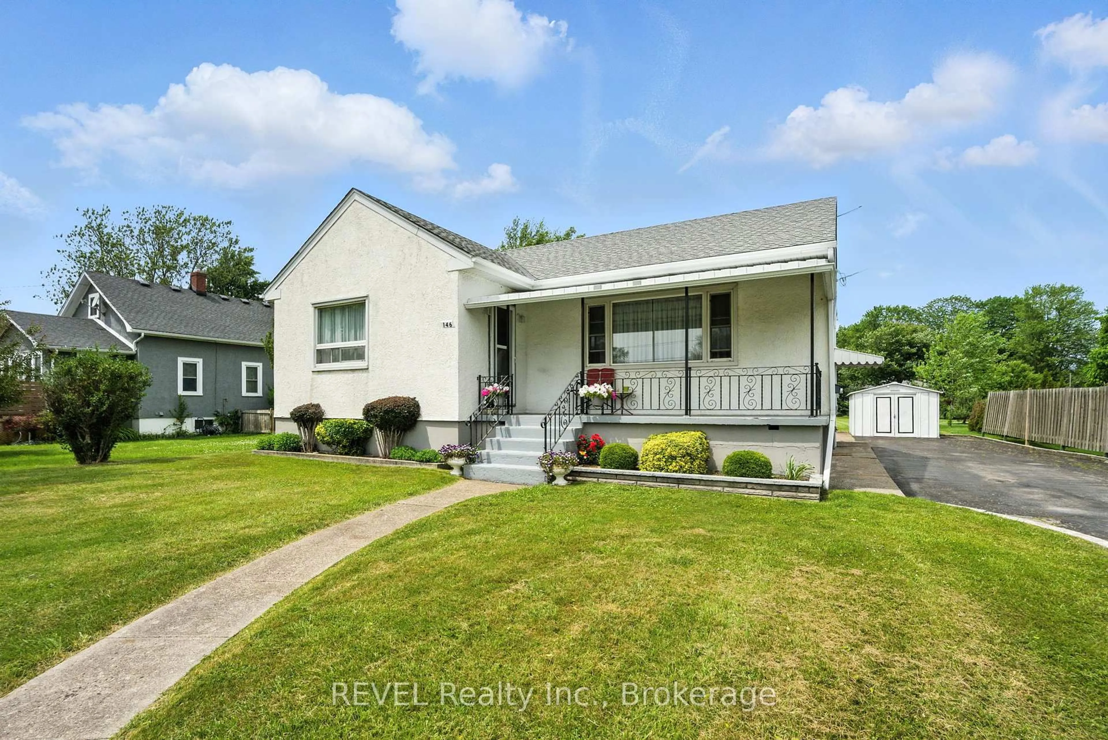 Home with vinyl exterior material, street for 146 Main St, Port Colborne Ontario L3K 1S4