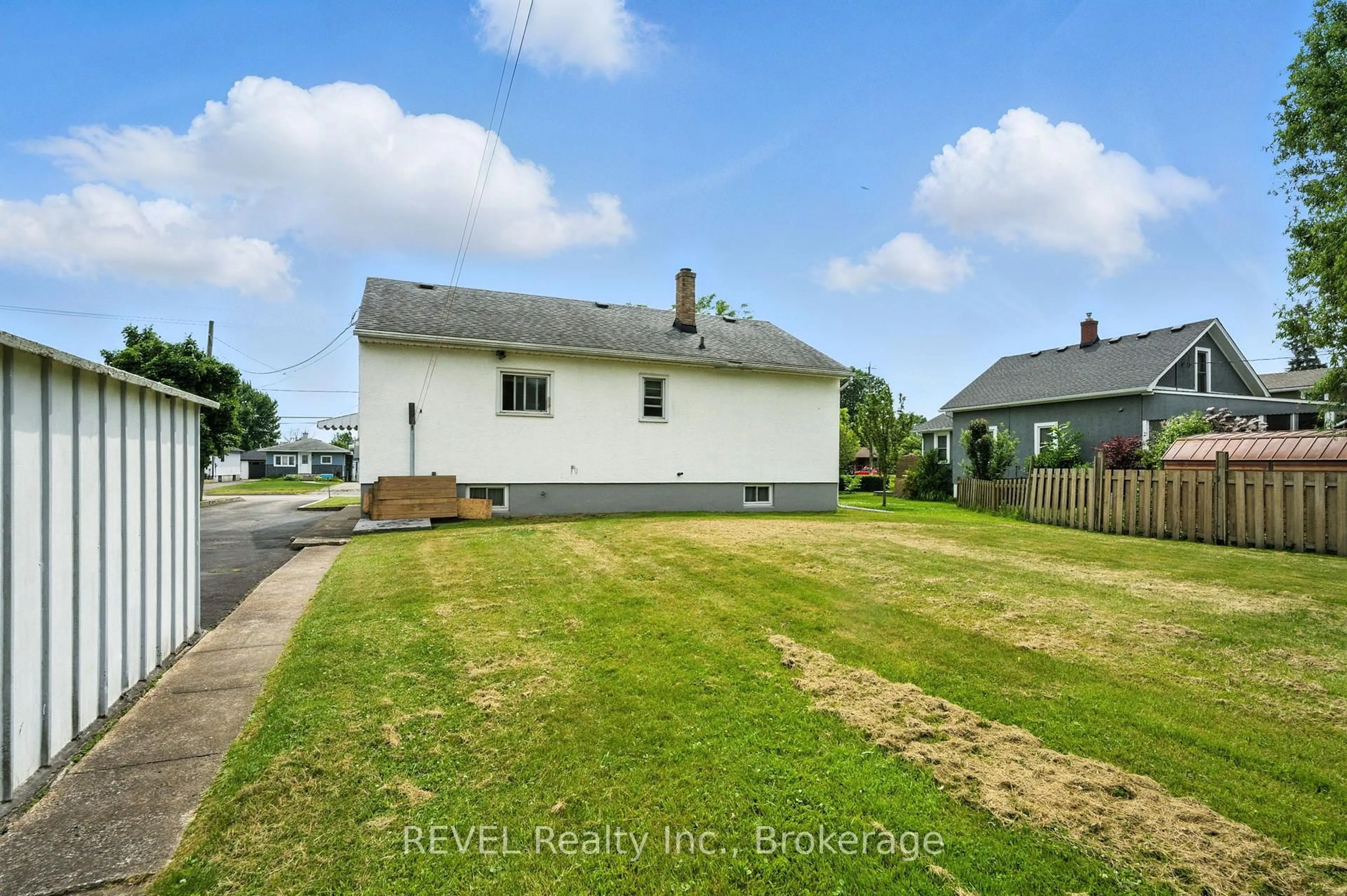 A pic from outside/outdoor area/front of a property/back of a property/a pic from drone, street for 146 Main St, Port Colborne Ontario L3K 1S4