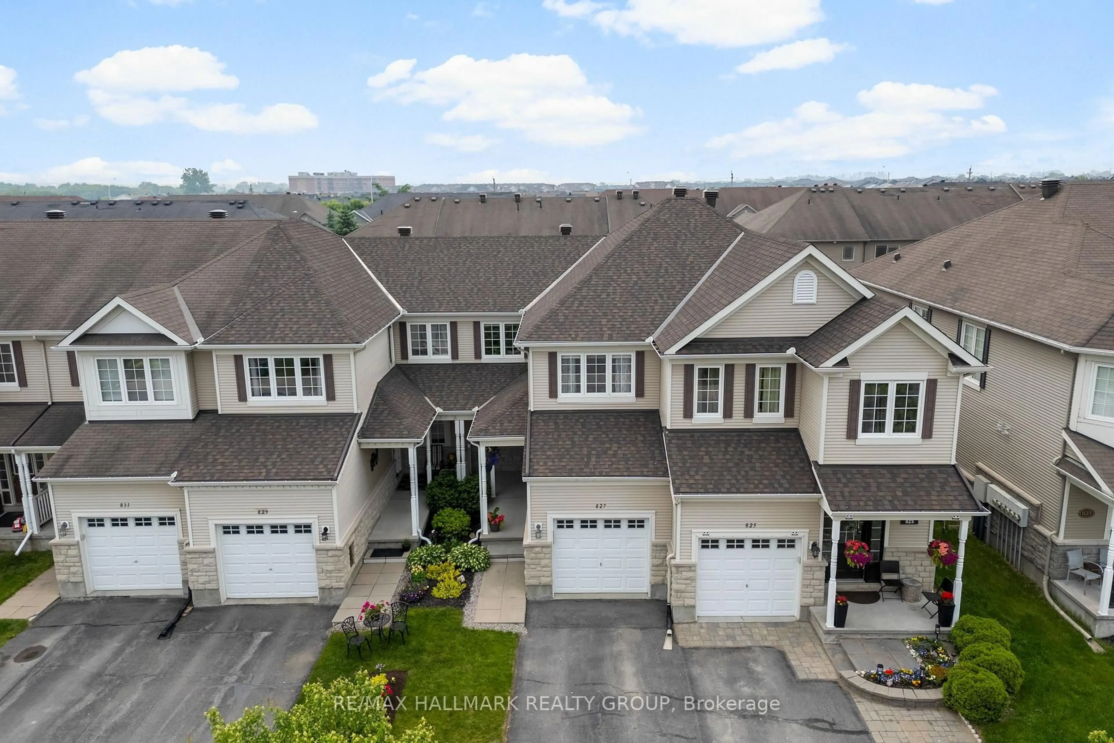 A pic from outside/outdoor area/front of a property/back of a property/a pic from drone, unknown for 827 Tabaret St, Ottawa Ontario K2M 0E7