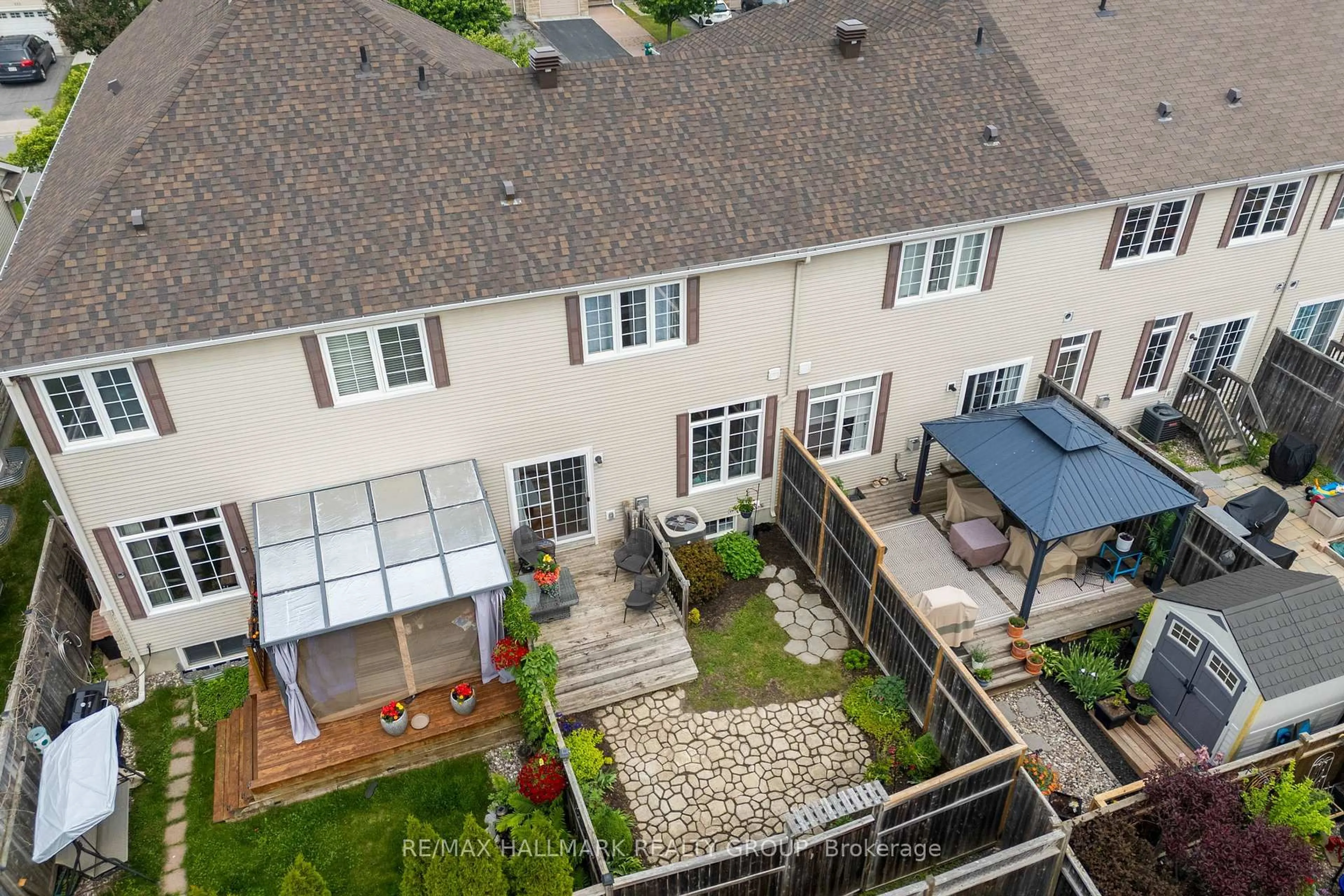 A pic from outside/outdoor area/front of a property/back of a property/a pic from drone, street for 827 Tabaret St, Ottawa Ontario K2M 0E7