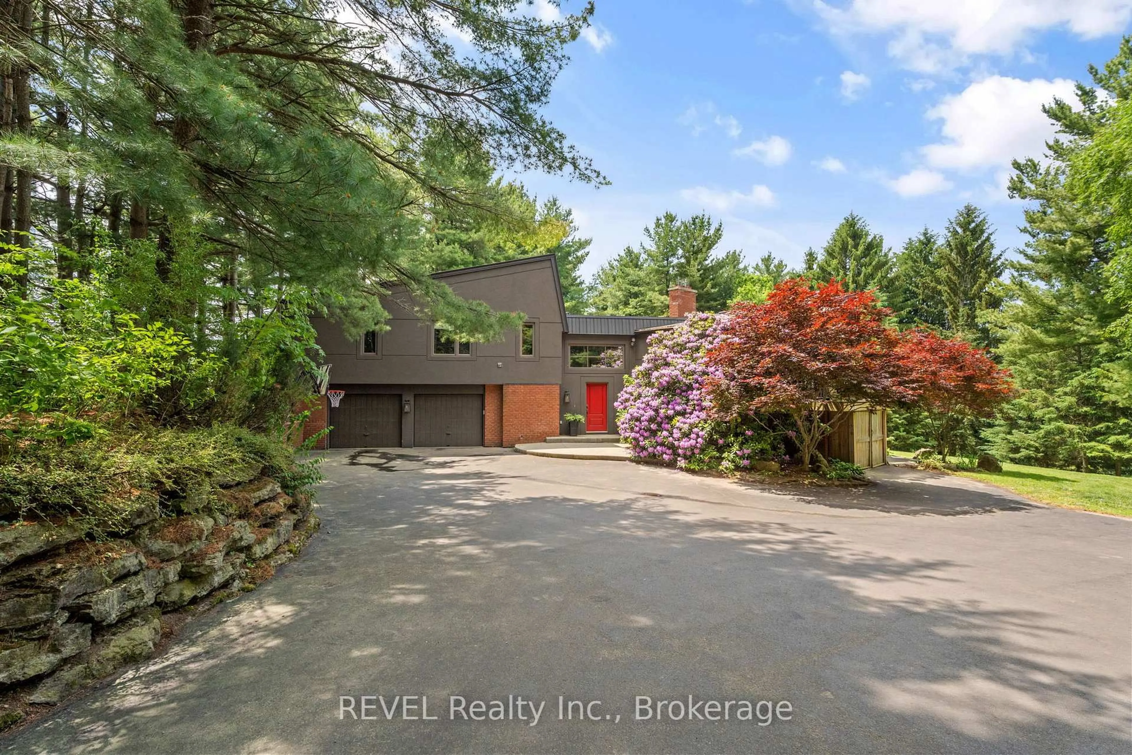 A pic from outside/outdoor area/front of a property/back of a property/a pic from drone, unknown for 2027 HANSLER St, Pelham Ontario L0S 1M0