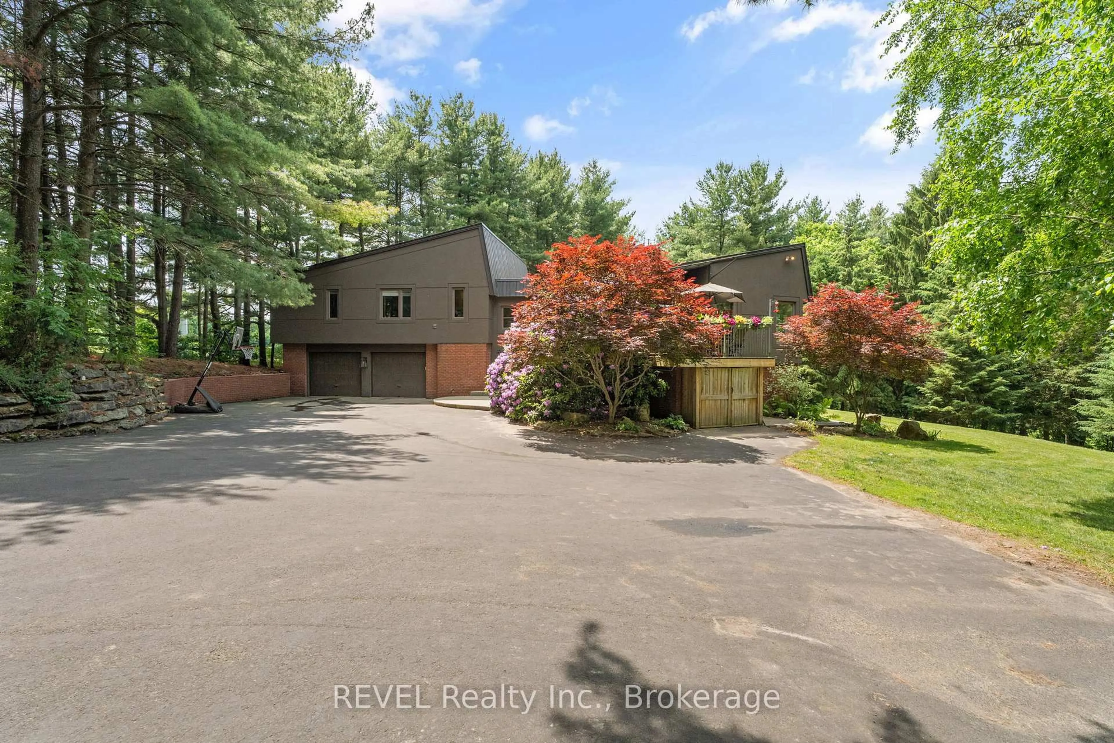 A pic from outside/outdoor area/front of a property/back of a property/a pic from drone, water/lake/river/ocean view for 2027 HANSLER St, Pelham Ontario L0S 1M0