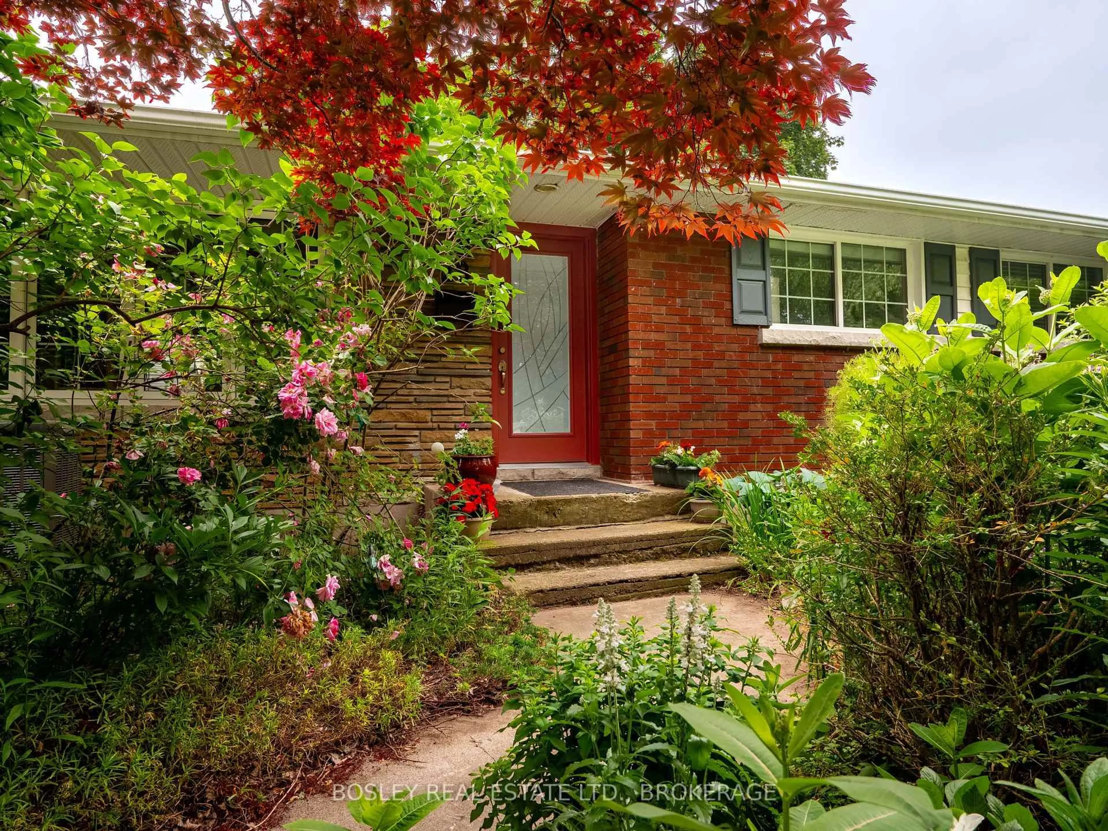 Home with brick exterior material, street for 28 Kilbourne Cres, St. Catharines Ontario L2M 3E4