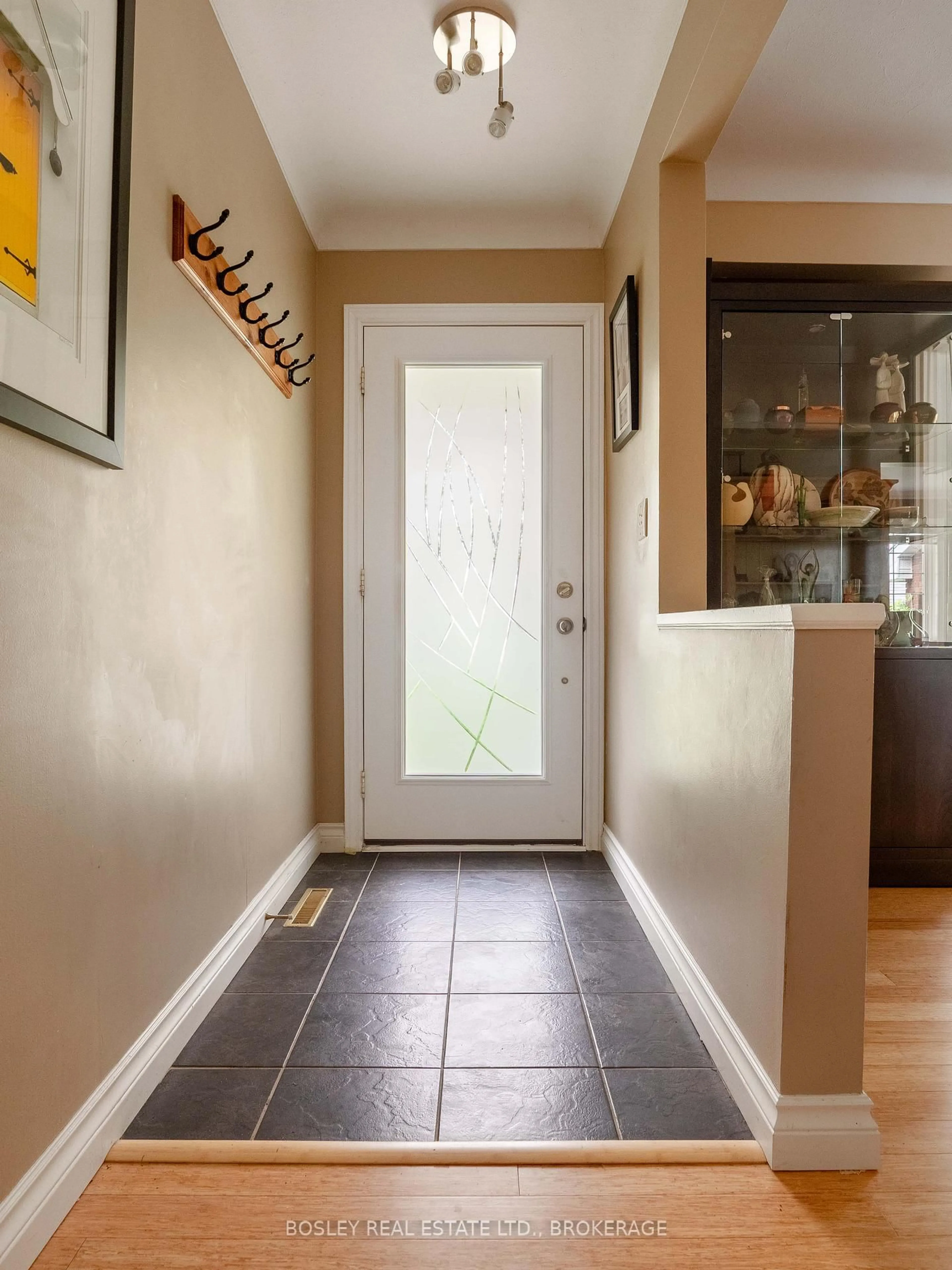 Indoor entryway for 28 Kilbourne Cres, St. Catharines Ontario L2M 3E4