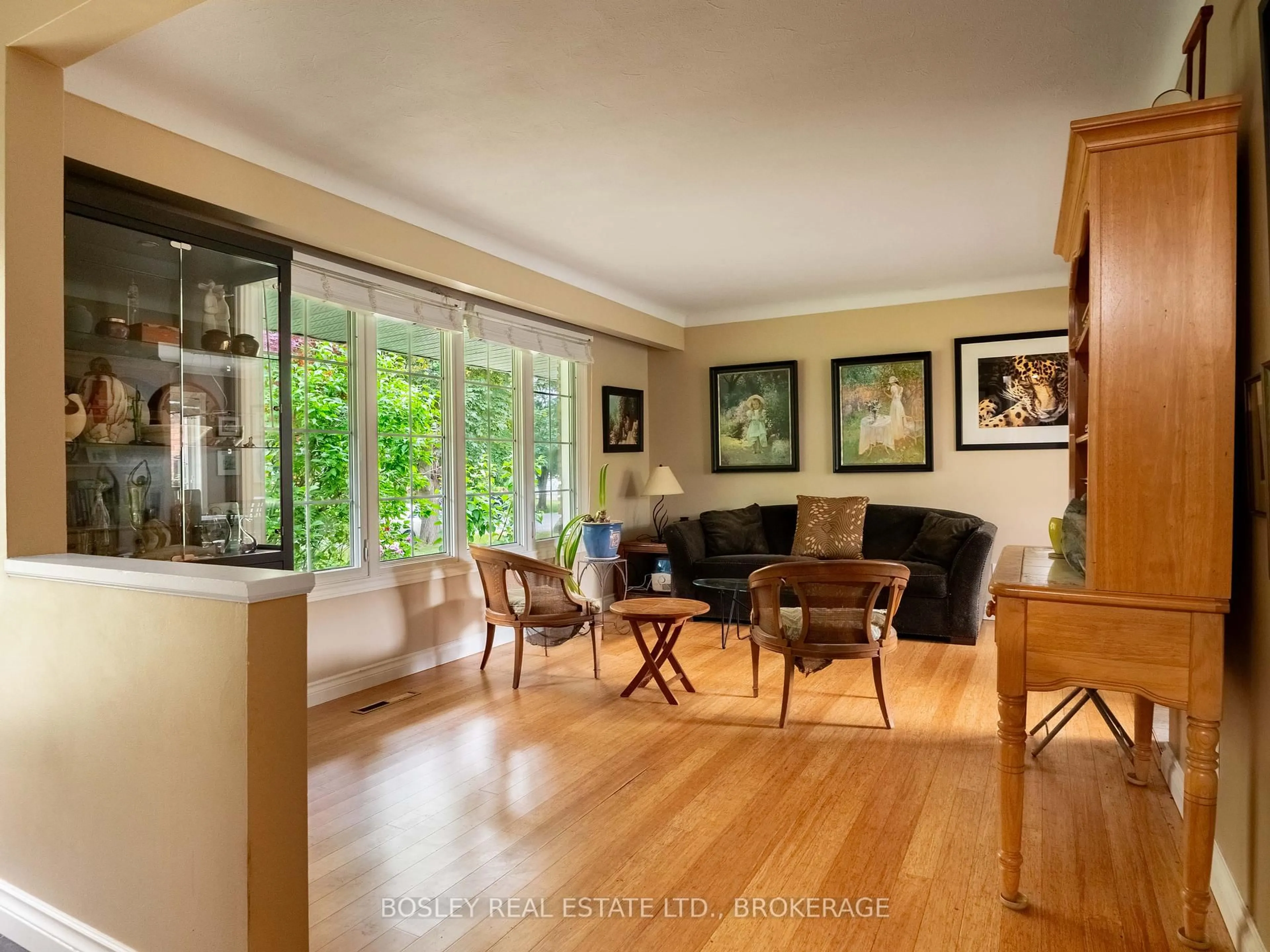 Living room with furniture, wood/laminate floor for 28 Kilbourne Cres, St. Catharines Ontario L2M 3E4