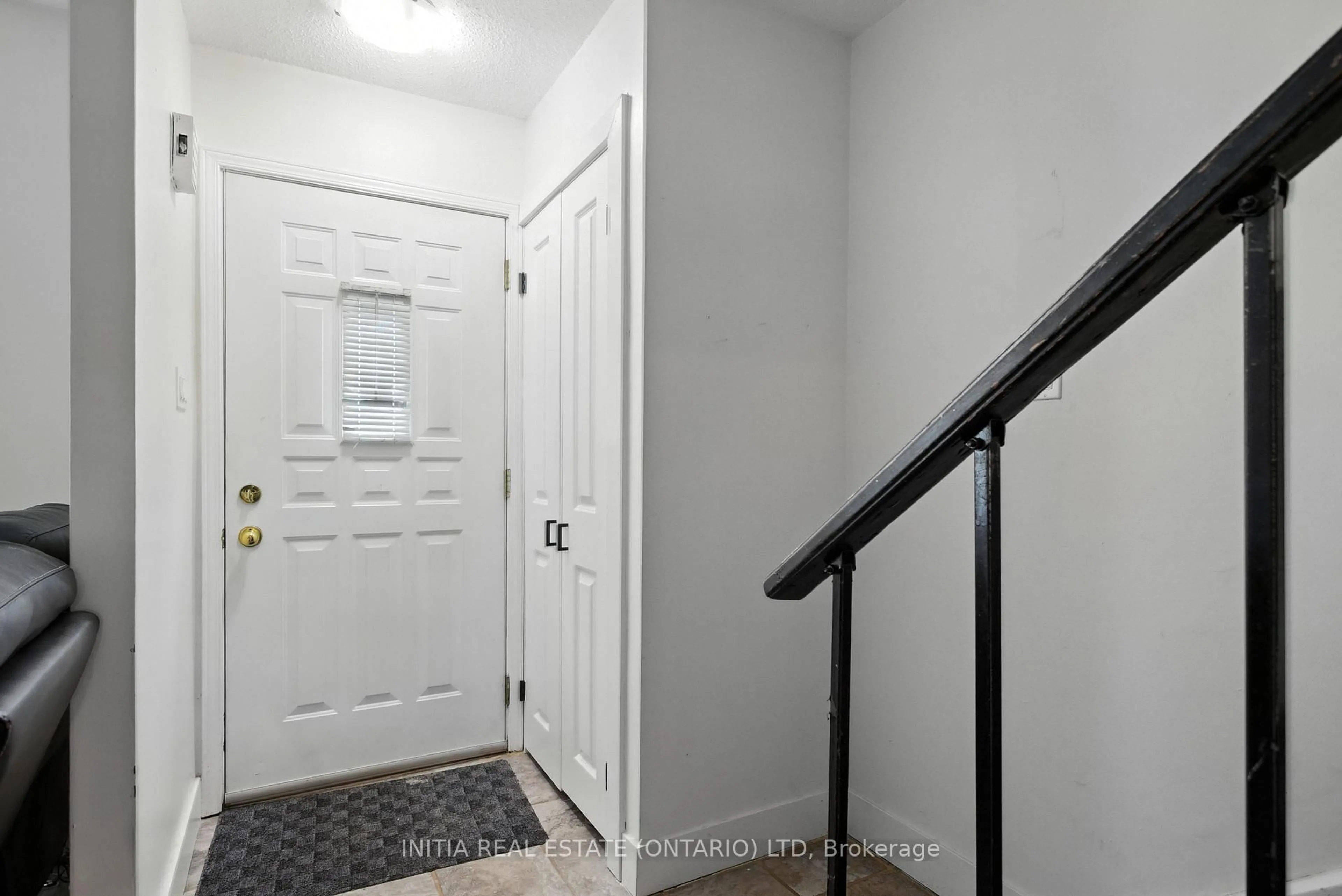 Indoor entryway for 1341 Jalna Blvd, London South Ontario N6E 2G3