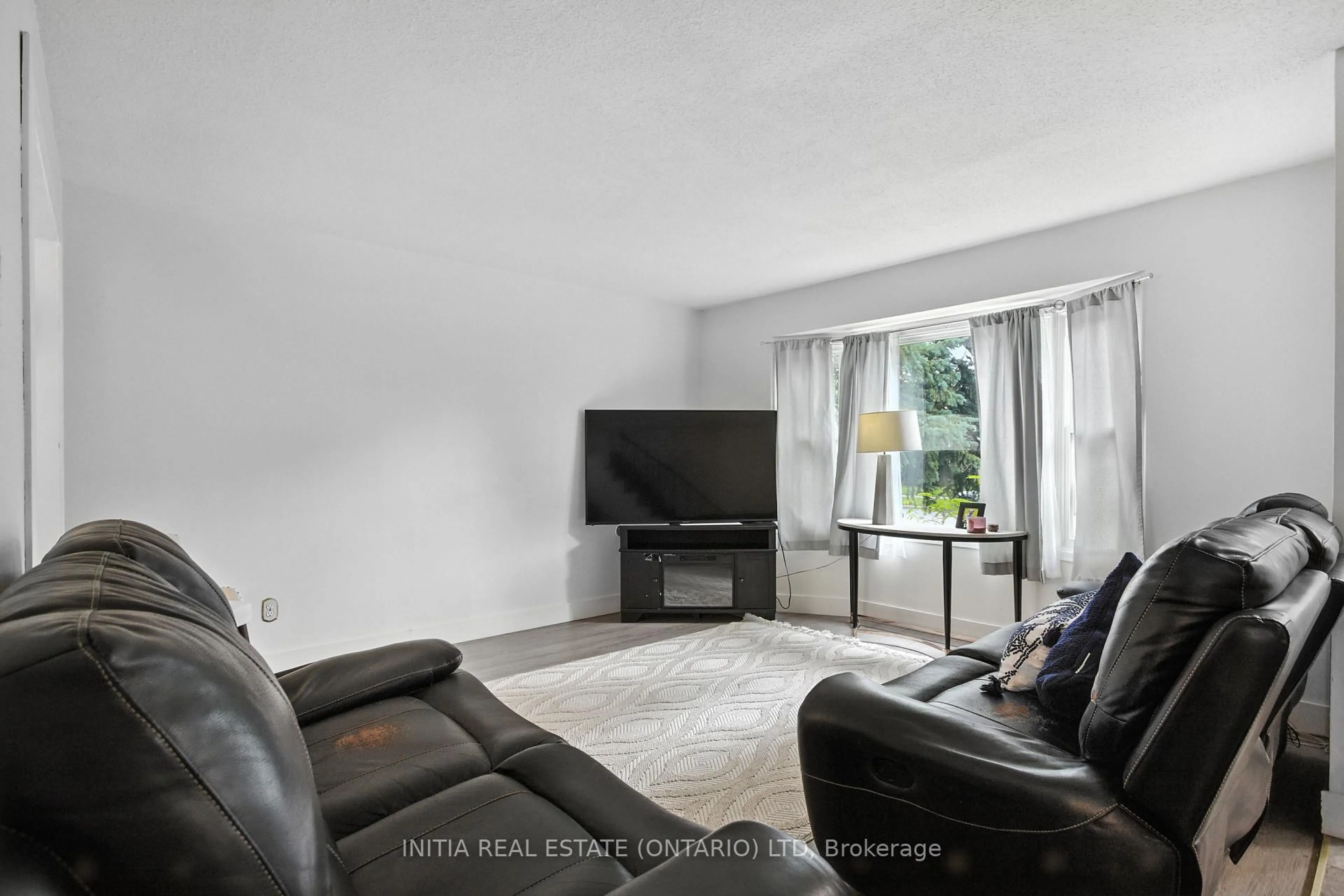 Living room with furniture, unknown for 1341 Jalna Blvd, London South Ontario N6E 2G3