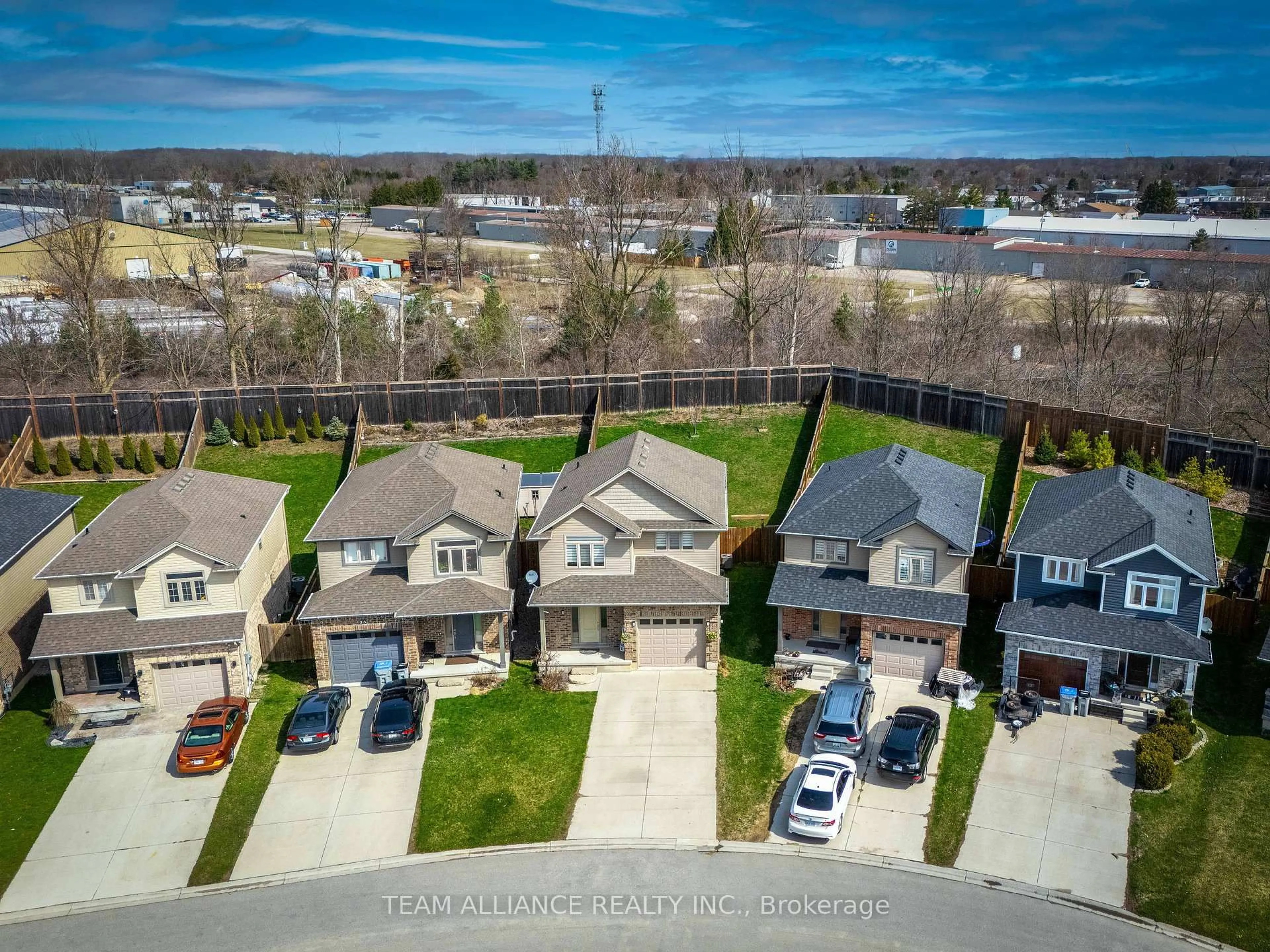 A pic from outside/outdoor area/front of a property/back of a property/a pic from drone, street for 25 Queensway Dr, Strathroy-Caradoc Ontario N7G 4M2