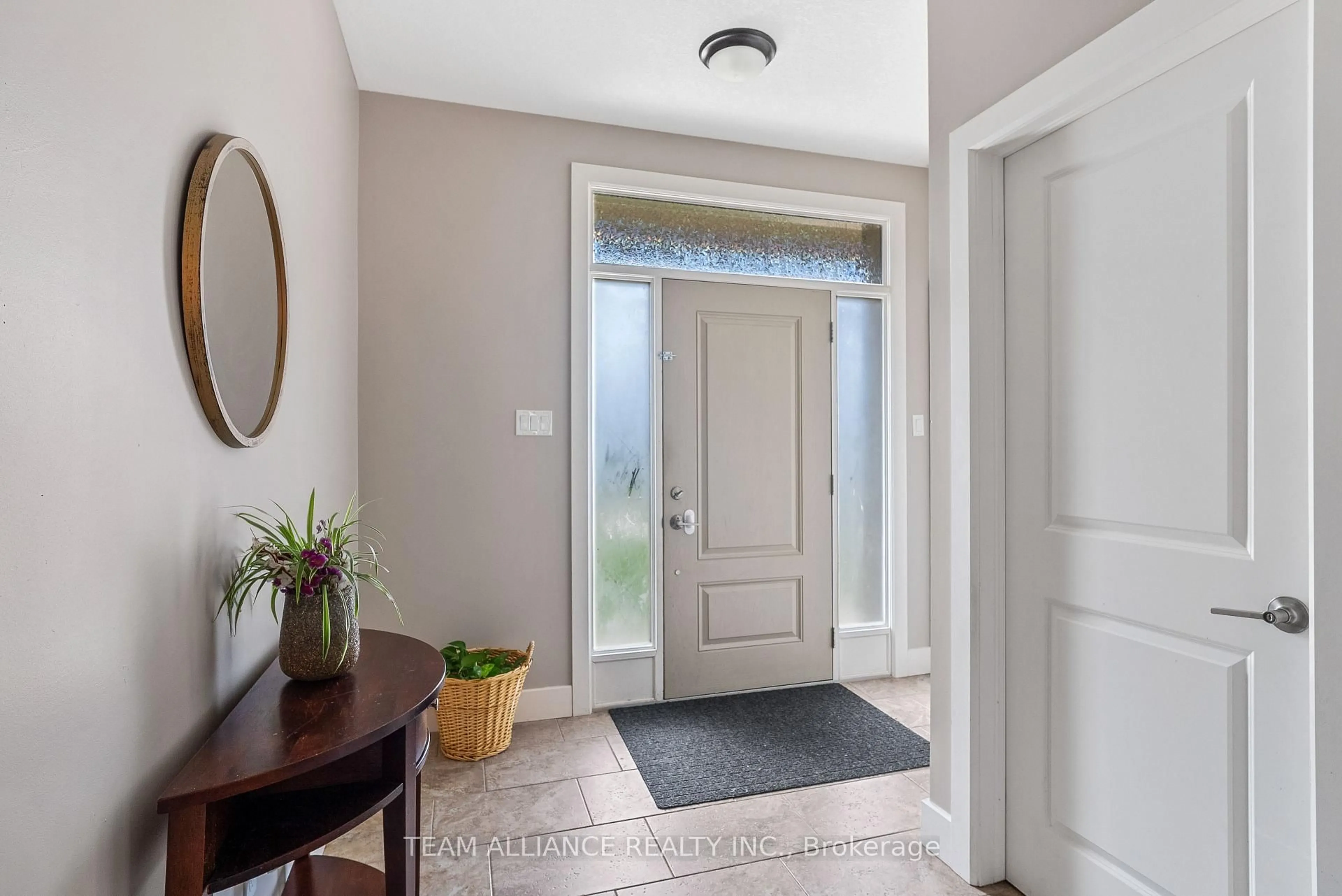 Indoor entryway for 25 Queensway Dr, Strathroy-Caradoc Ontario N7G 4M2