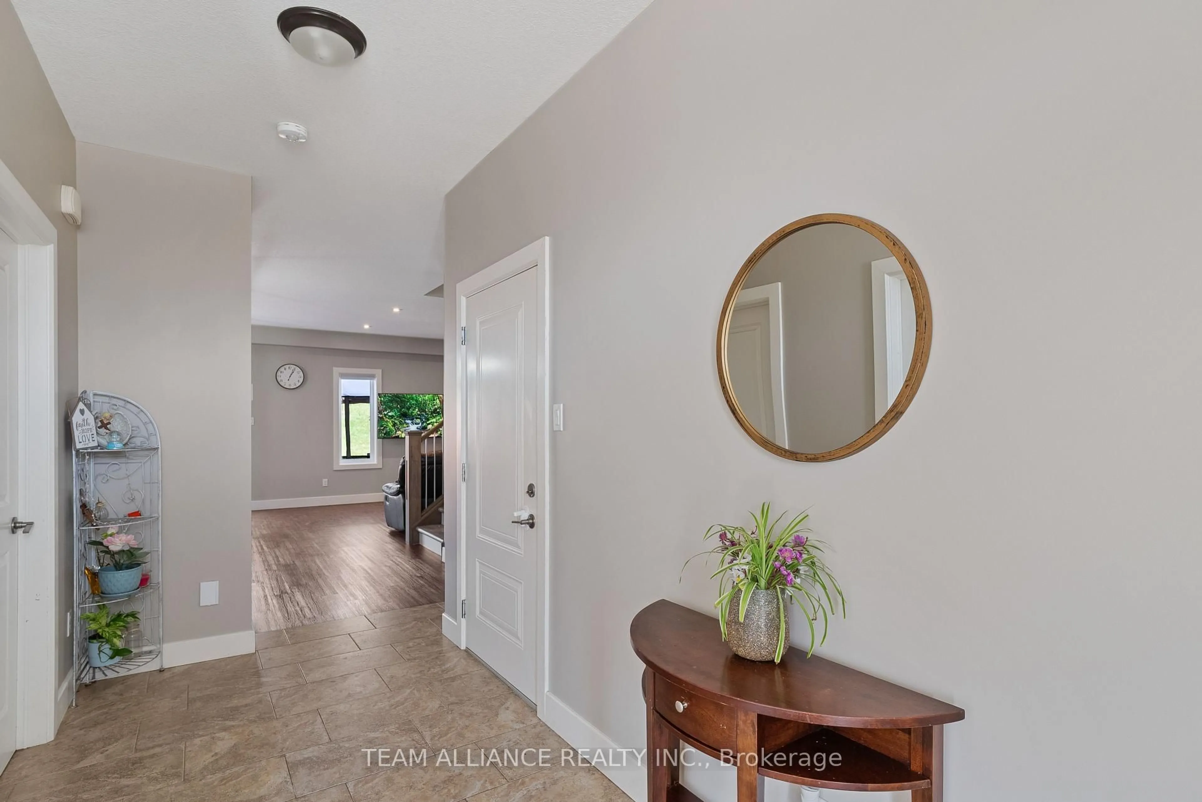 Indoor entryway for 25 Queensway Dr, Strathroy-Caradoc Ontario N7G 4M2