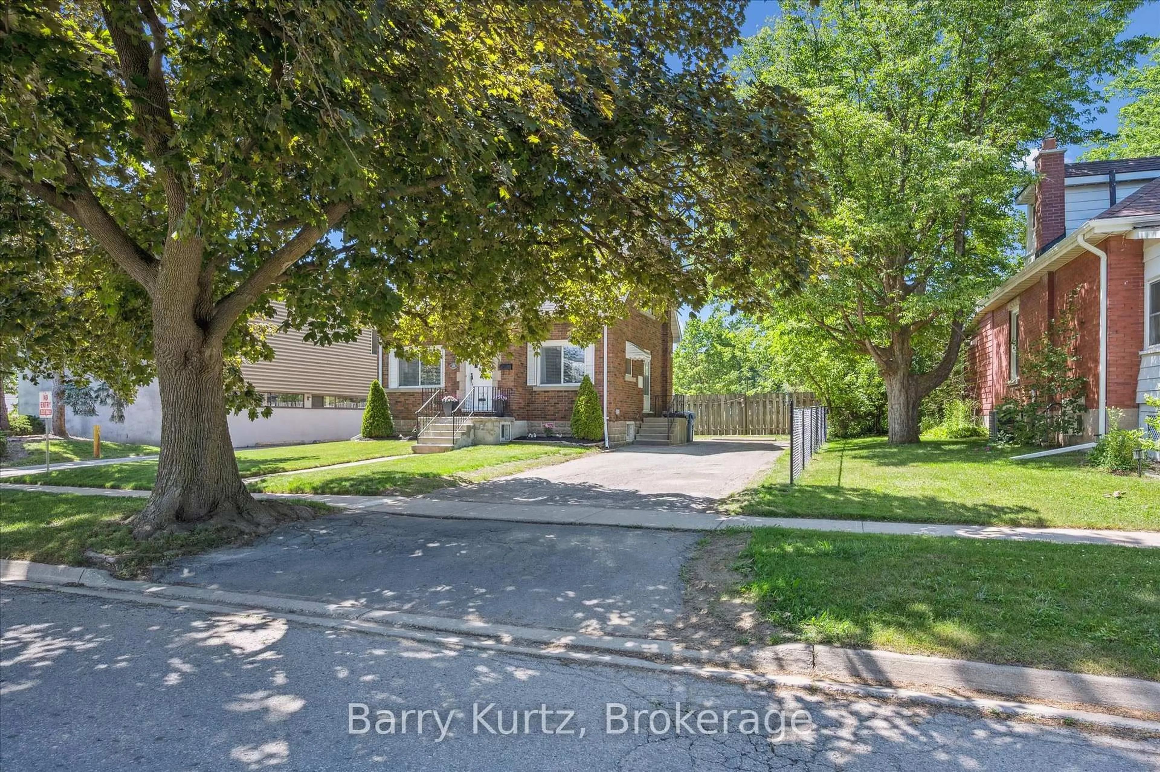 A pic from outside/outdoor area/front of a property/back of a property/a pic from drone, street for 135 Division St, Guelph Ontario N1H 1R7