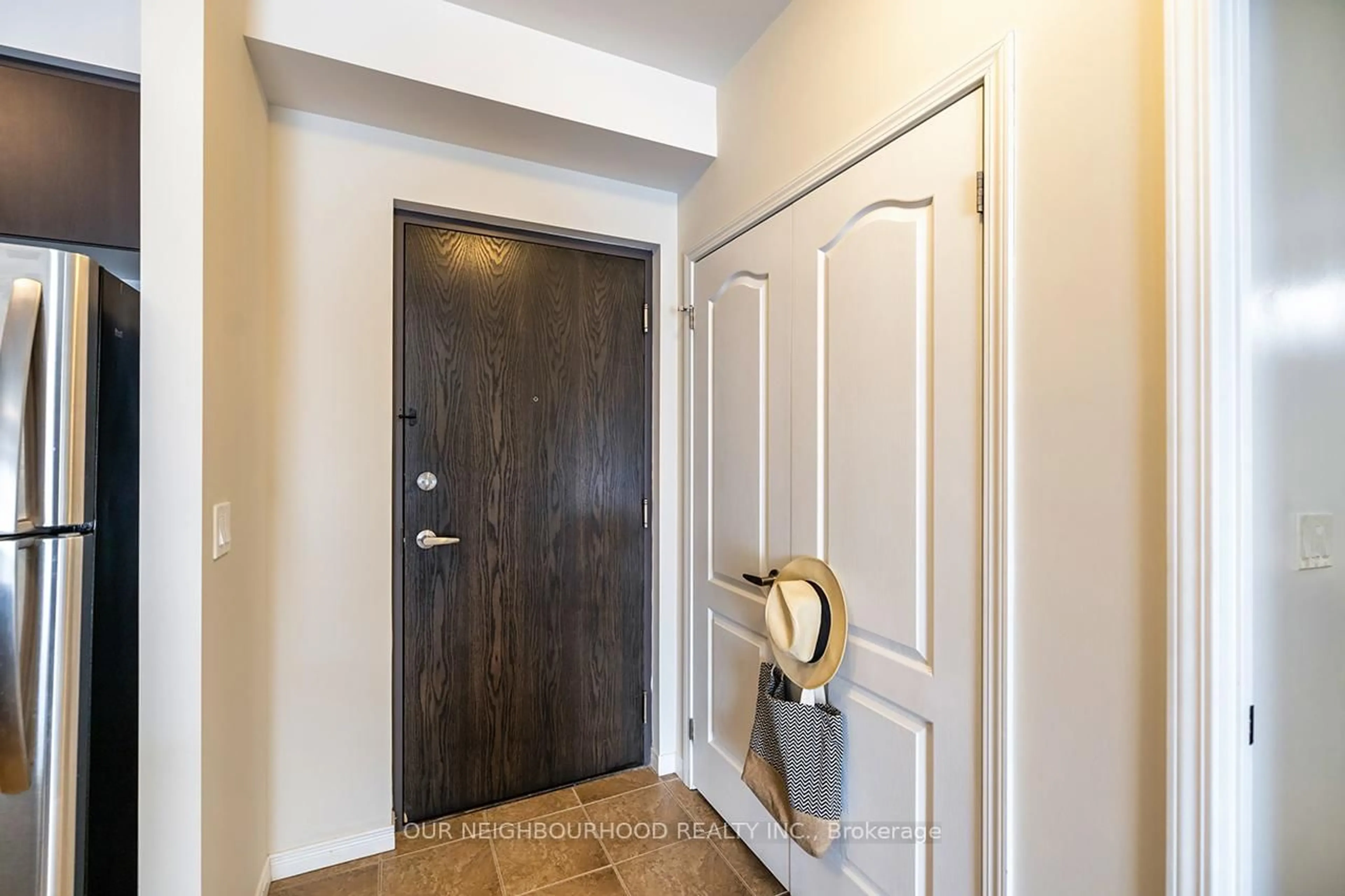 Indoor entryway for 930 Wentworth St #102, Peterborough West Ontario K9J 8R8