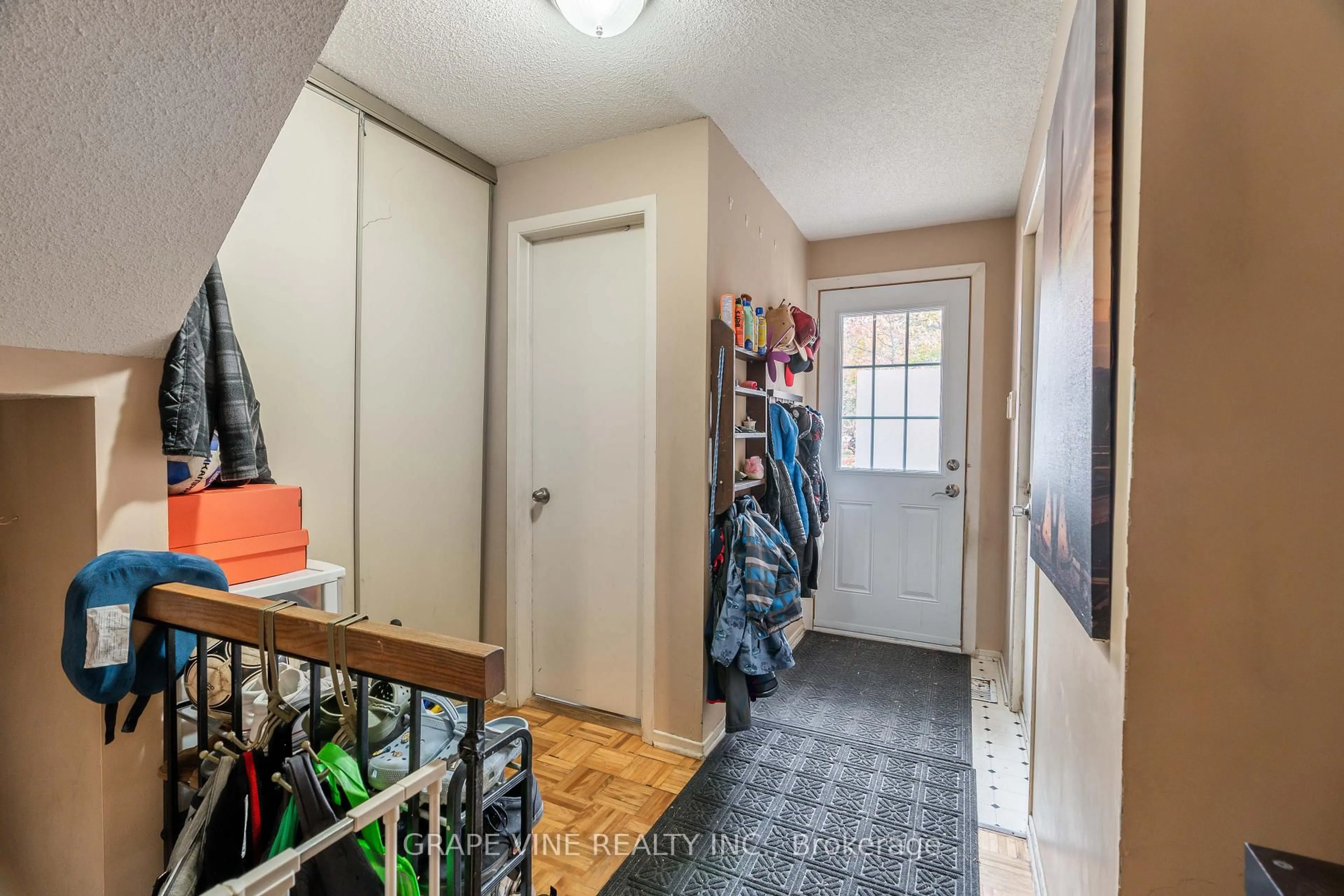 Indoor entryway for 30B Castlebrook Lane #120, Ottawa Ontario K2G 5G5