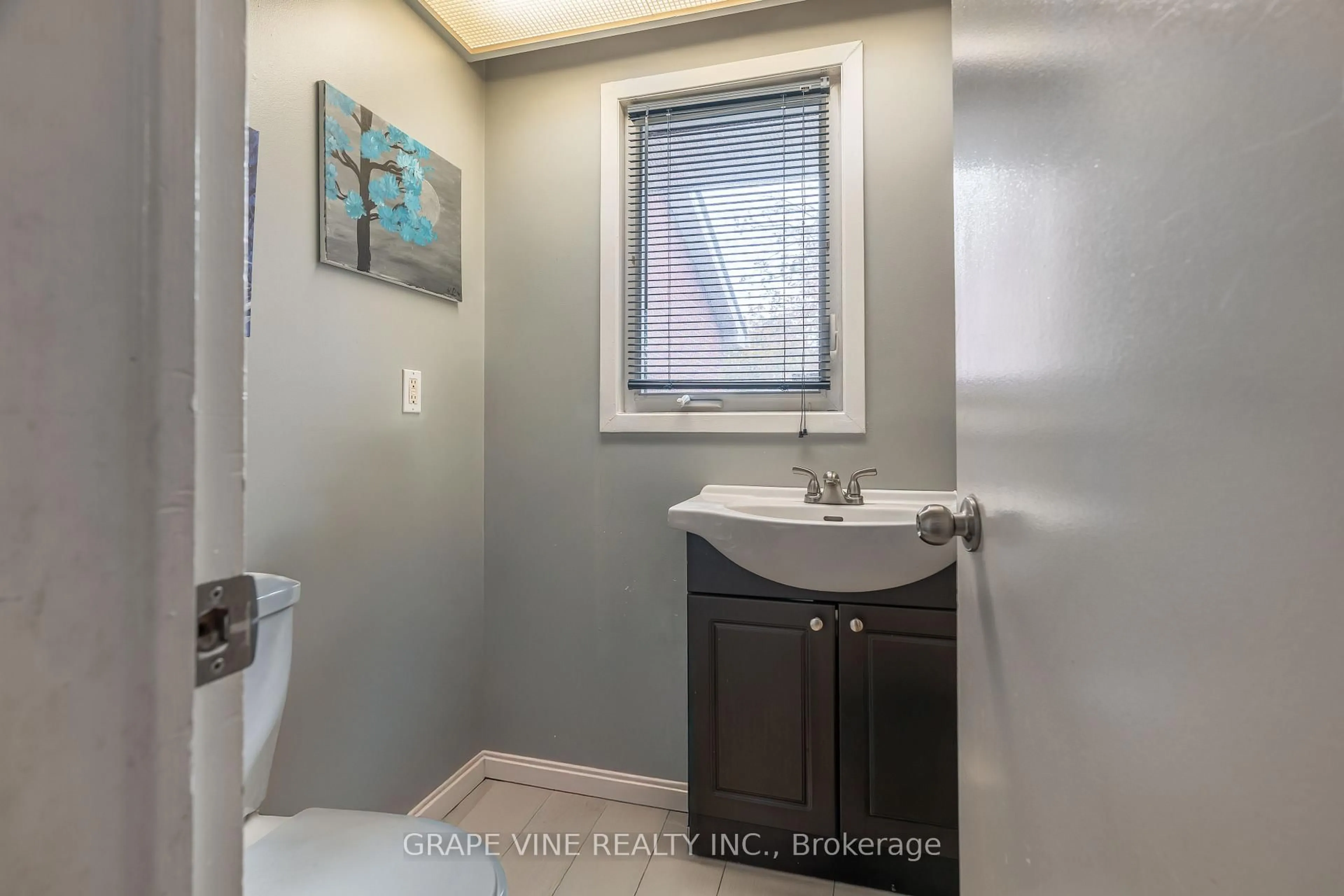 Standard bathroom, ceramic/tile floor for 30B Castlebrook Lane #120, Ottawa Ontario K2G 5G5