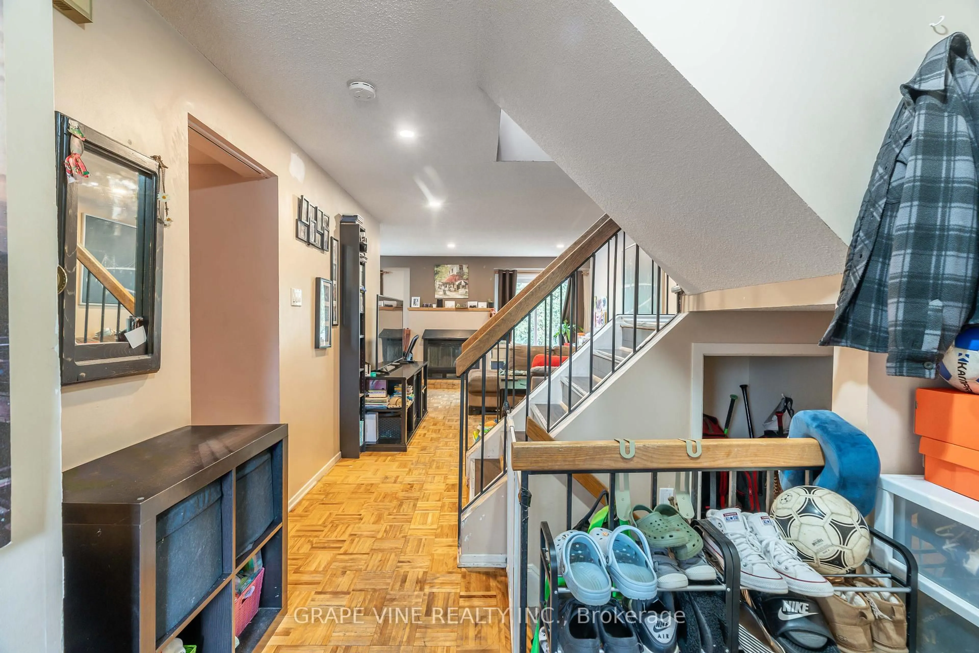 Indoor foyer for 30B Castlebrook Lane #120, Ottawa Ontario K2G 5G5