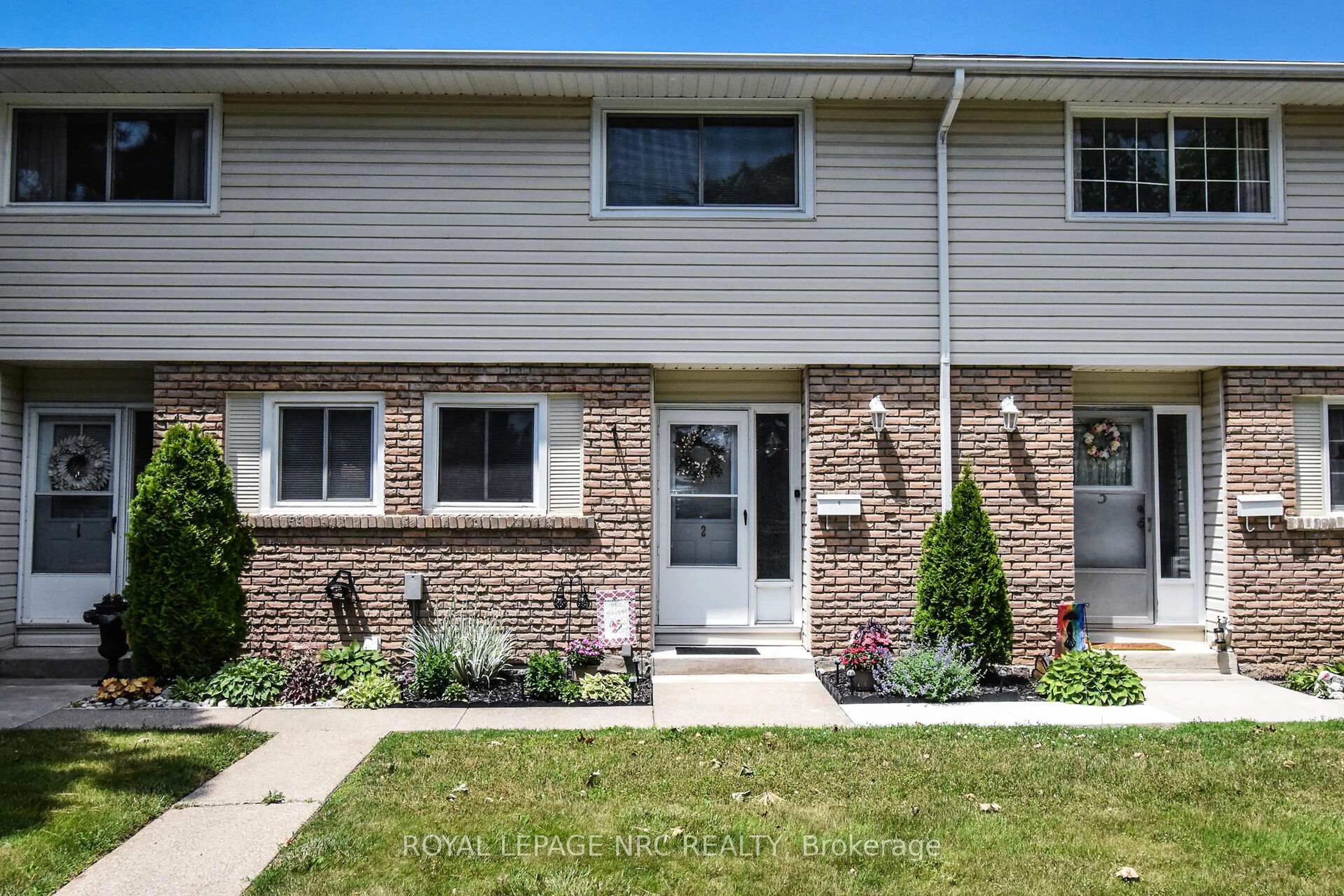 Home with vinyl exterior material, street for 151 Parnell Rd #2, St. Catharines Ontario L2M 3S4