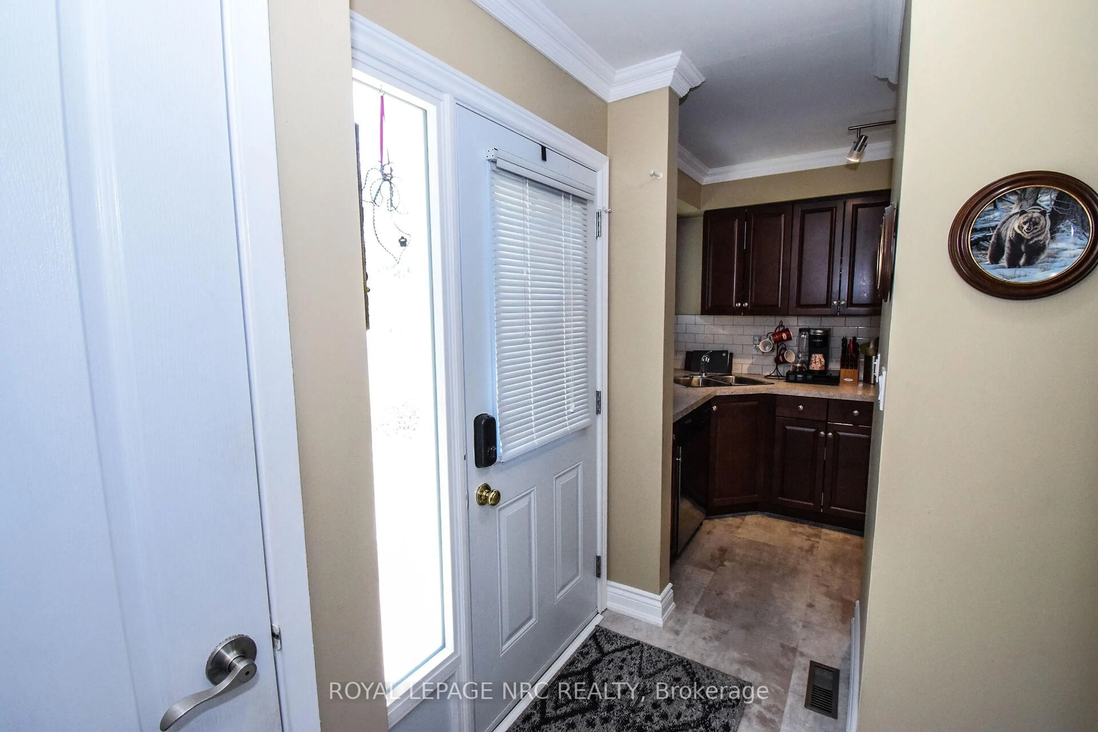 Indoor entryway for 151 Parnell Rd #2, St. Catharines Ontario L2M 3S4