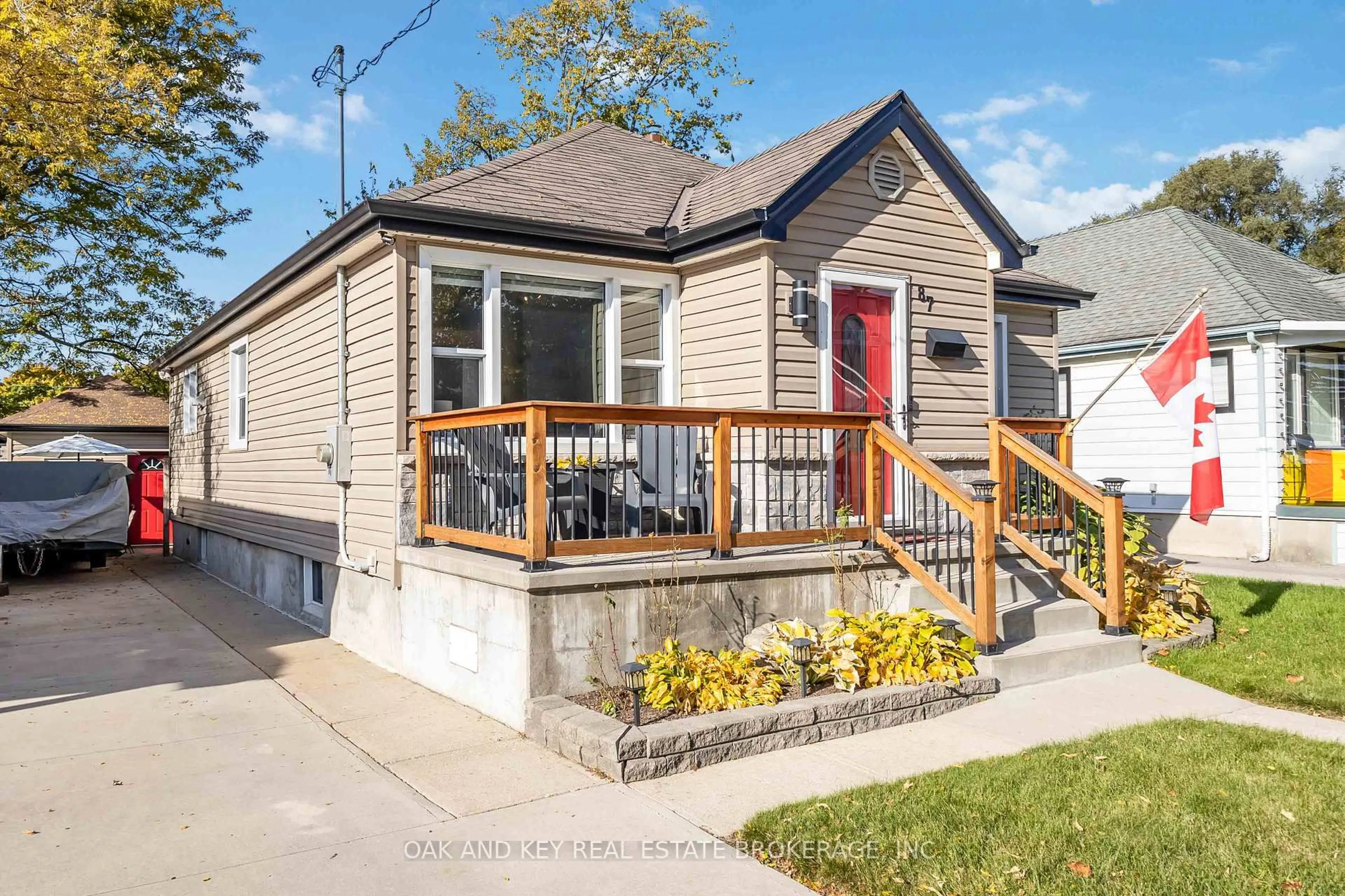 Home with vinyl exterior material, street for 87 Elgin St, London East Ontario N5Z 2T4