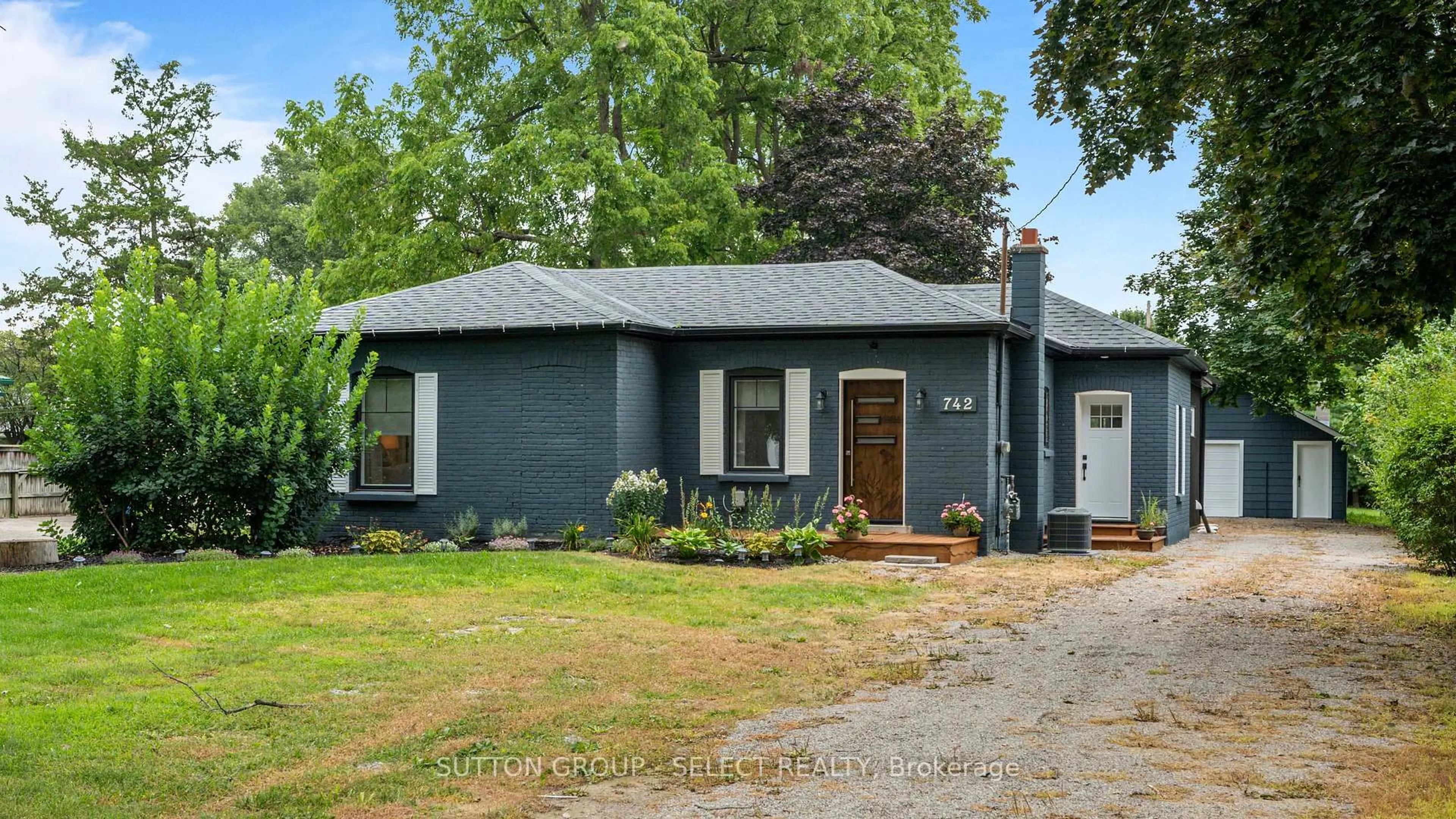 Home with vinyl exterior material, street for 742 Mount Pleasant Rd, Brant Ontario N3T 5L5
