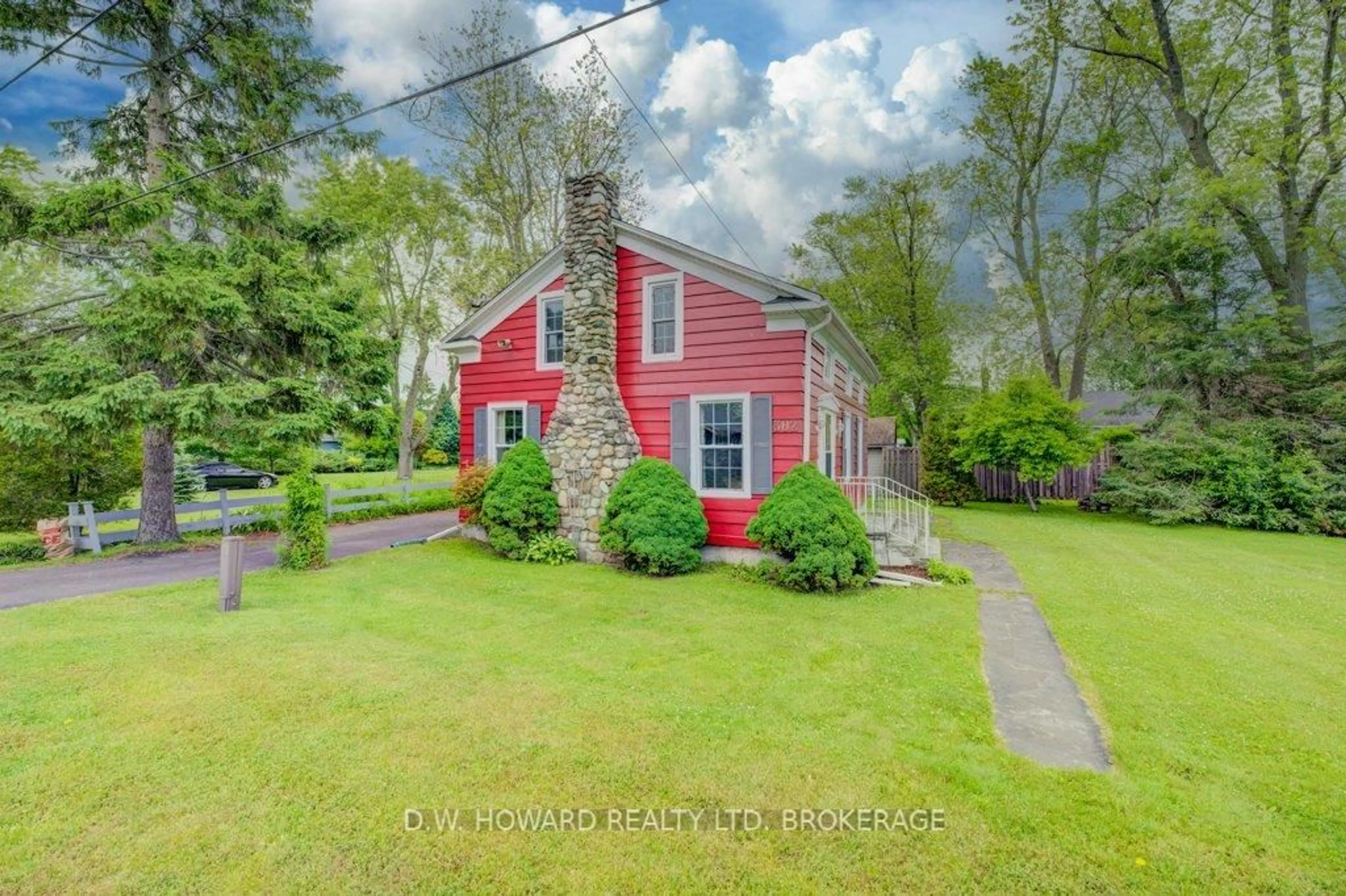 A pic from outside/outdoor area/front of a property/back of a property/a pic from drone, street for 302 Beachview Ave, Fort Erie Ontario L2A 4L7