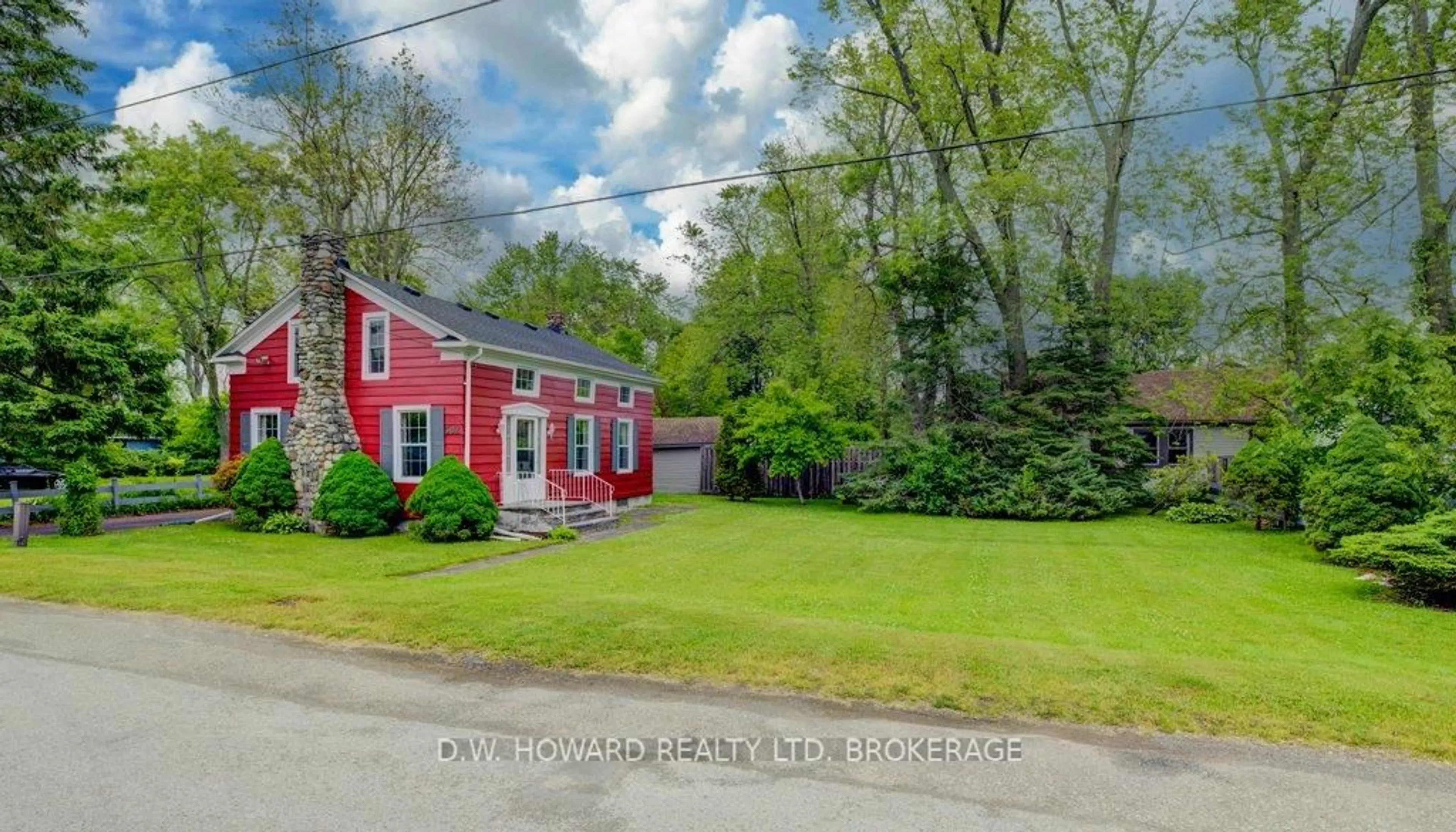 A pic from outside/outdoor area/front of a property/back of a property/a pic from drone, street for 302 Beachview Ave, Fort Erie Ontario L2A 4L7