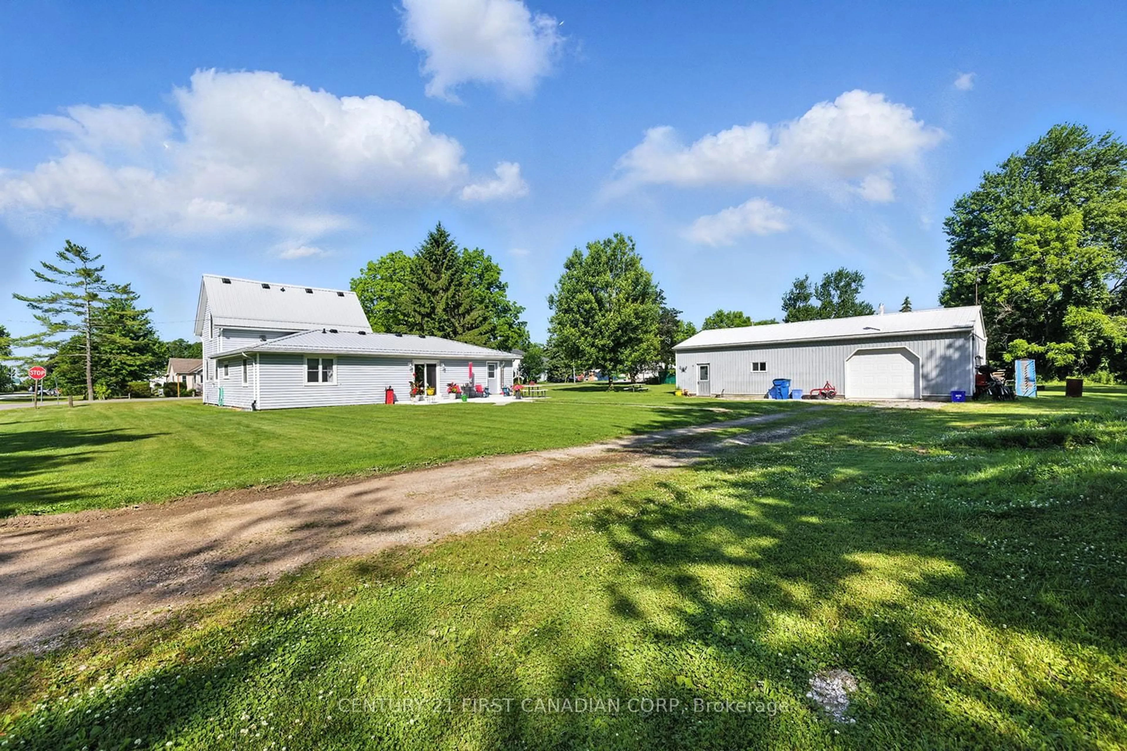 A pic from outside/outdoor area/front of a property/back of a property/a pic from drone, unknown for 19089 Hil Rd, Chatham-Kent Ontario N0P 1X0