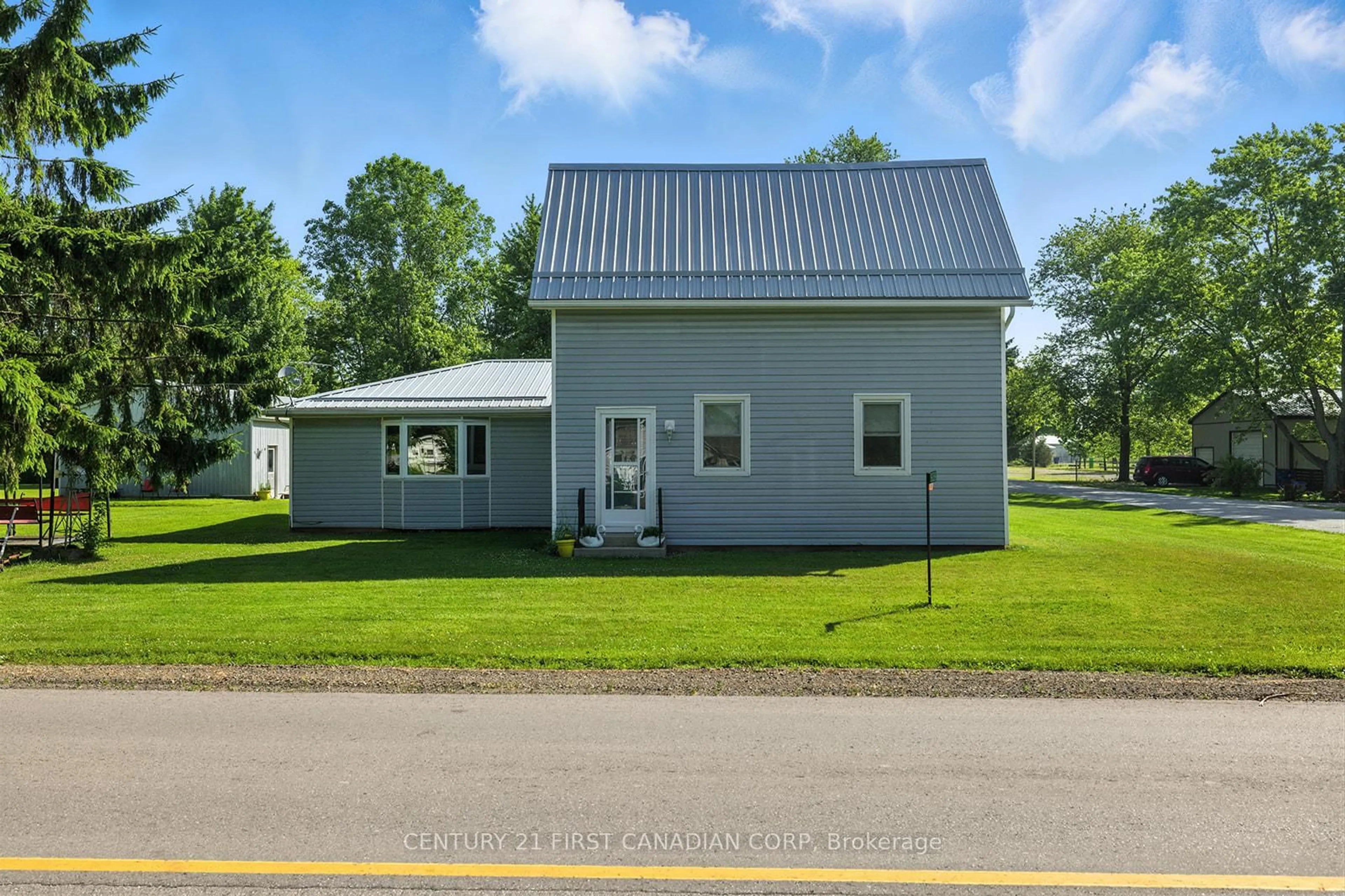 Home with vinyl exterior material, building for 19089 Hil Rd, Chatham-Kent Ontario N0P 1X0