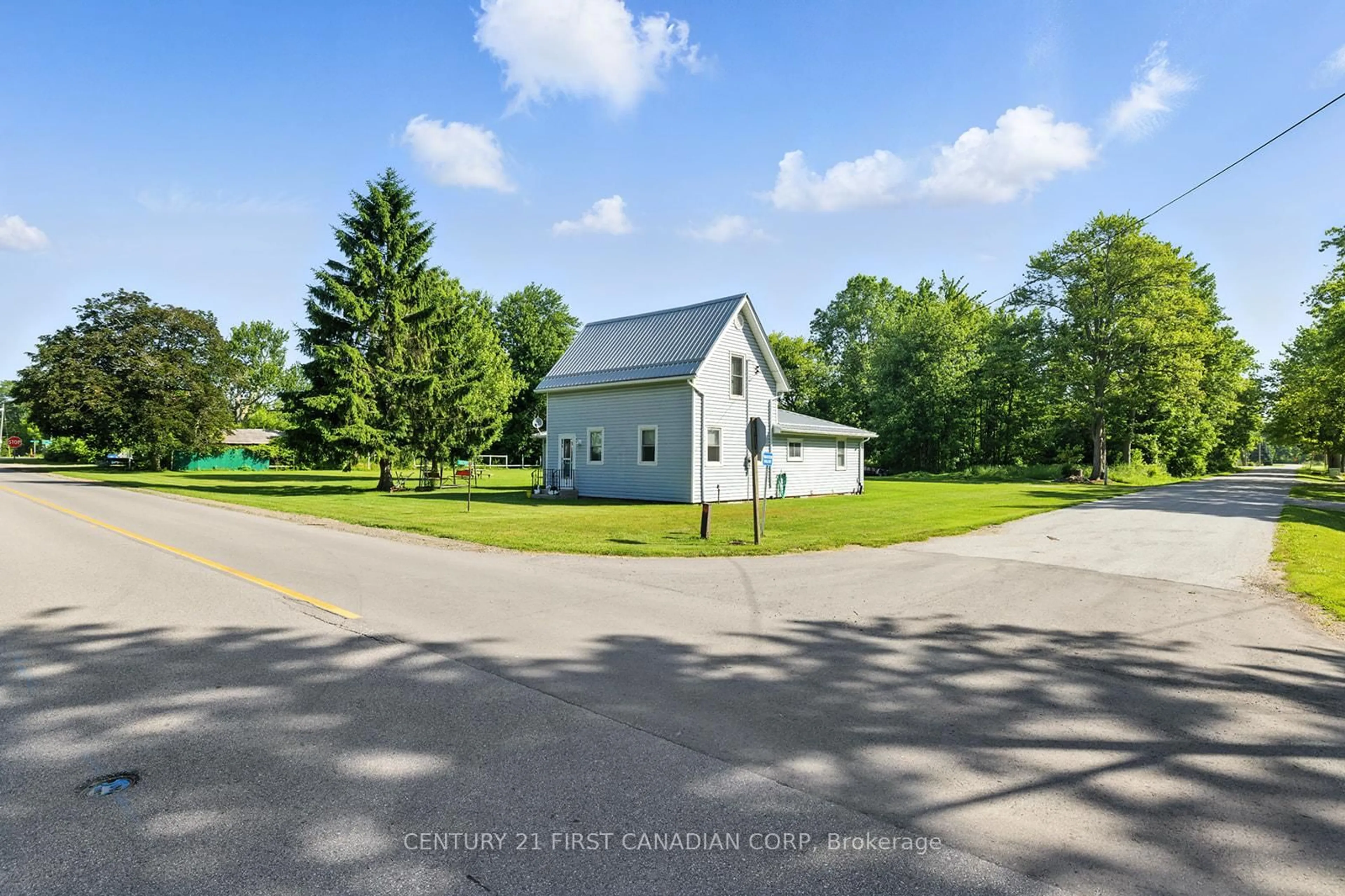A pic from outside/outdoor area/front of a property/back of a property/a pic from drone, street for 19089 Hil Rd, Chatham-Kent Ontario N0P 1X0