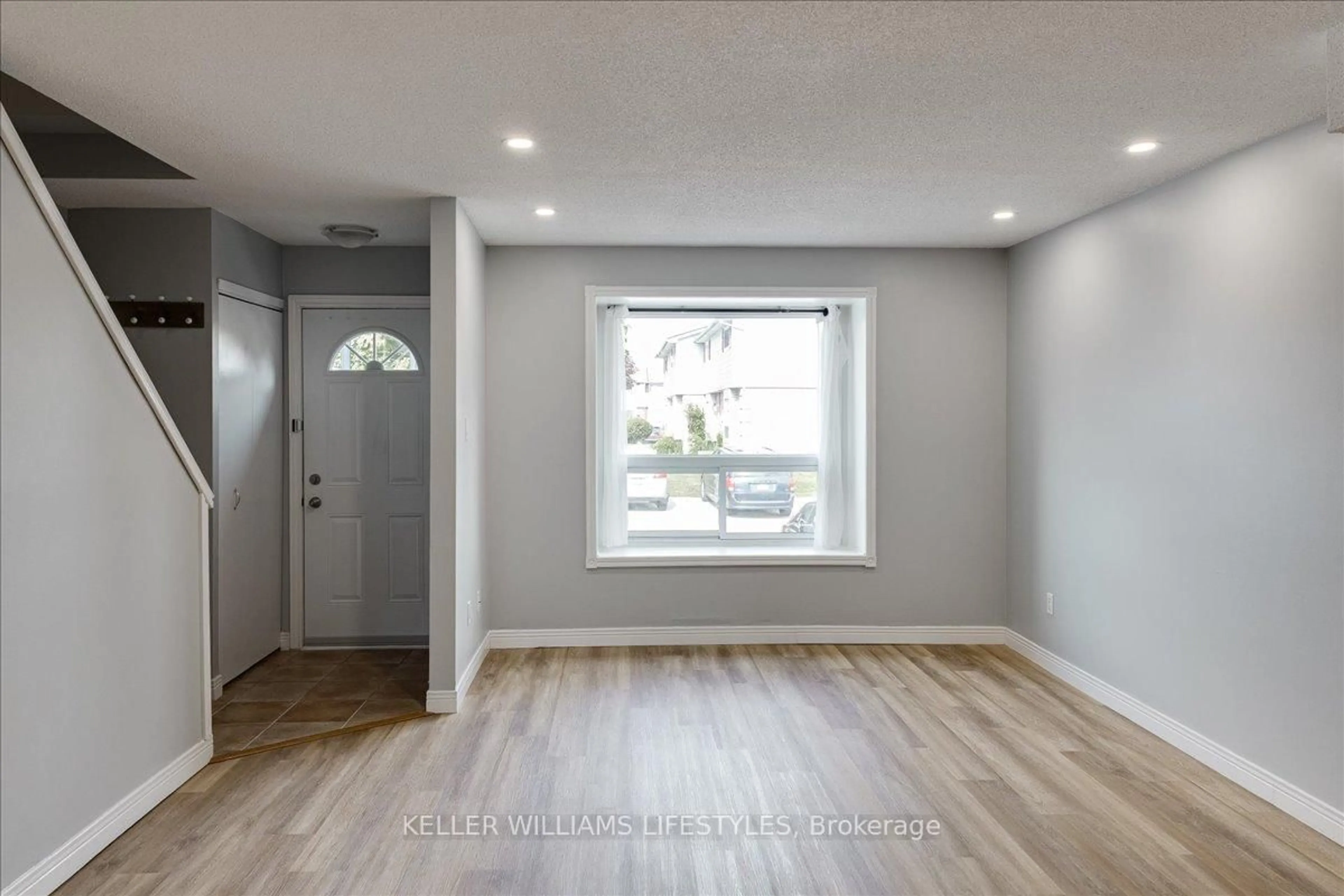 Indoor entryway for 1430 Jalna Blvd #15, London South Ontario N6E 3C1
