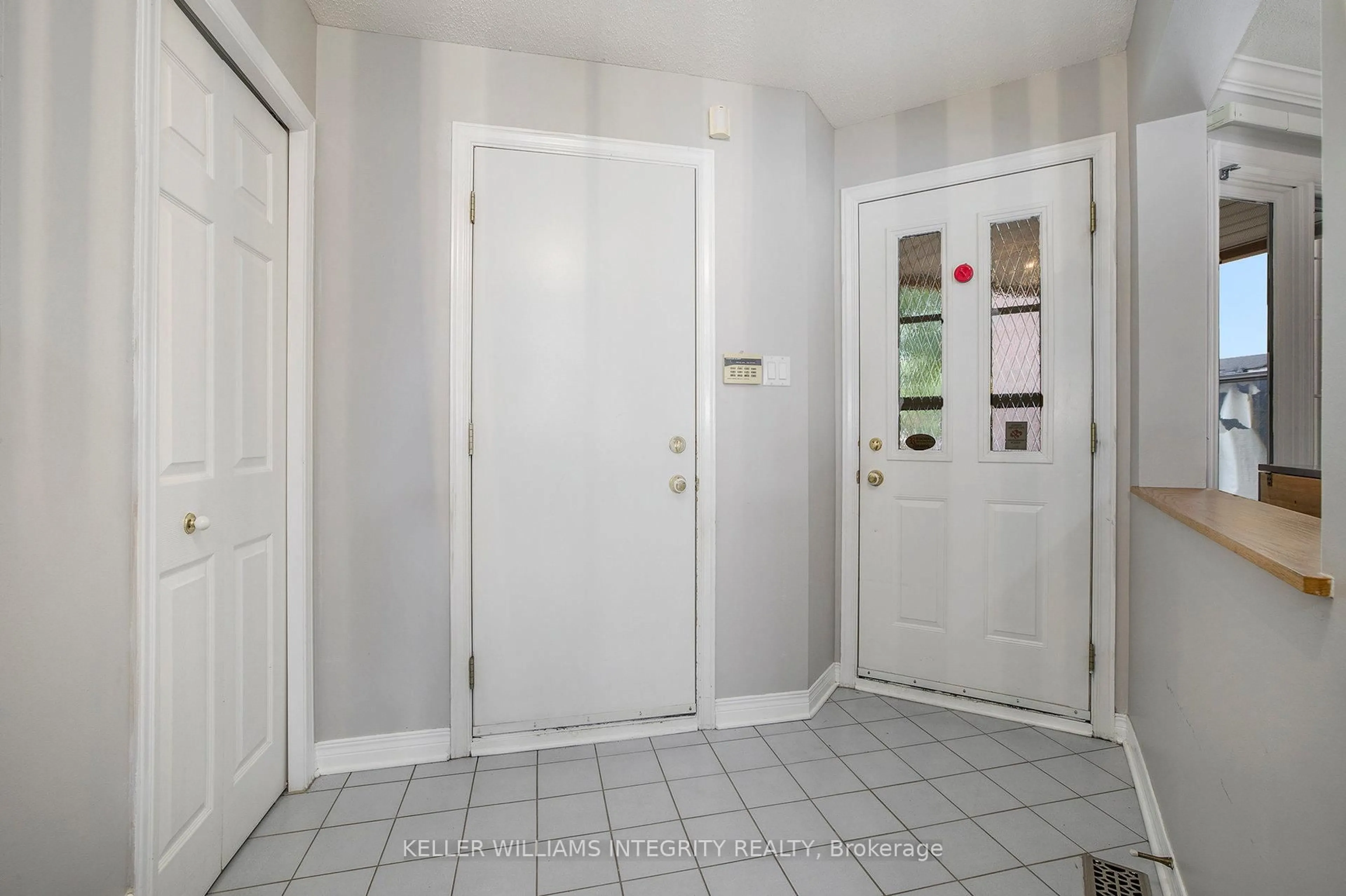 Indoor entryway for 50 Grenadier Way, Ottawa Ontario K2J 4L4
