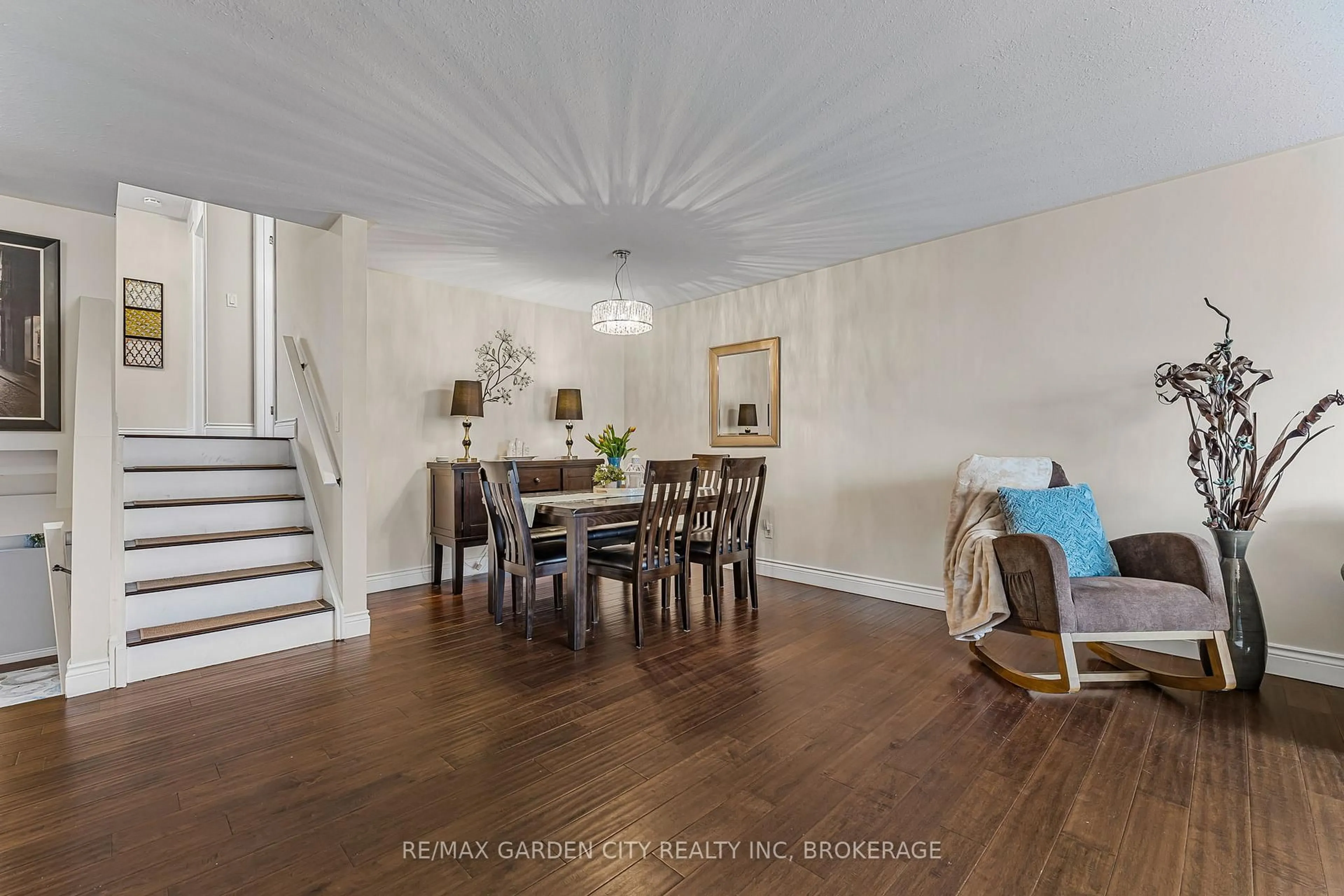 Dining room, wood/laminate floor for 4534 Dufferin Ave, Lincoln Ontario L3J 0C5