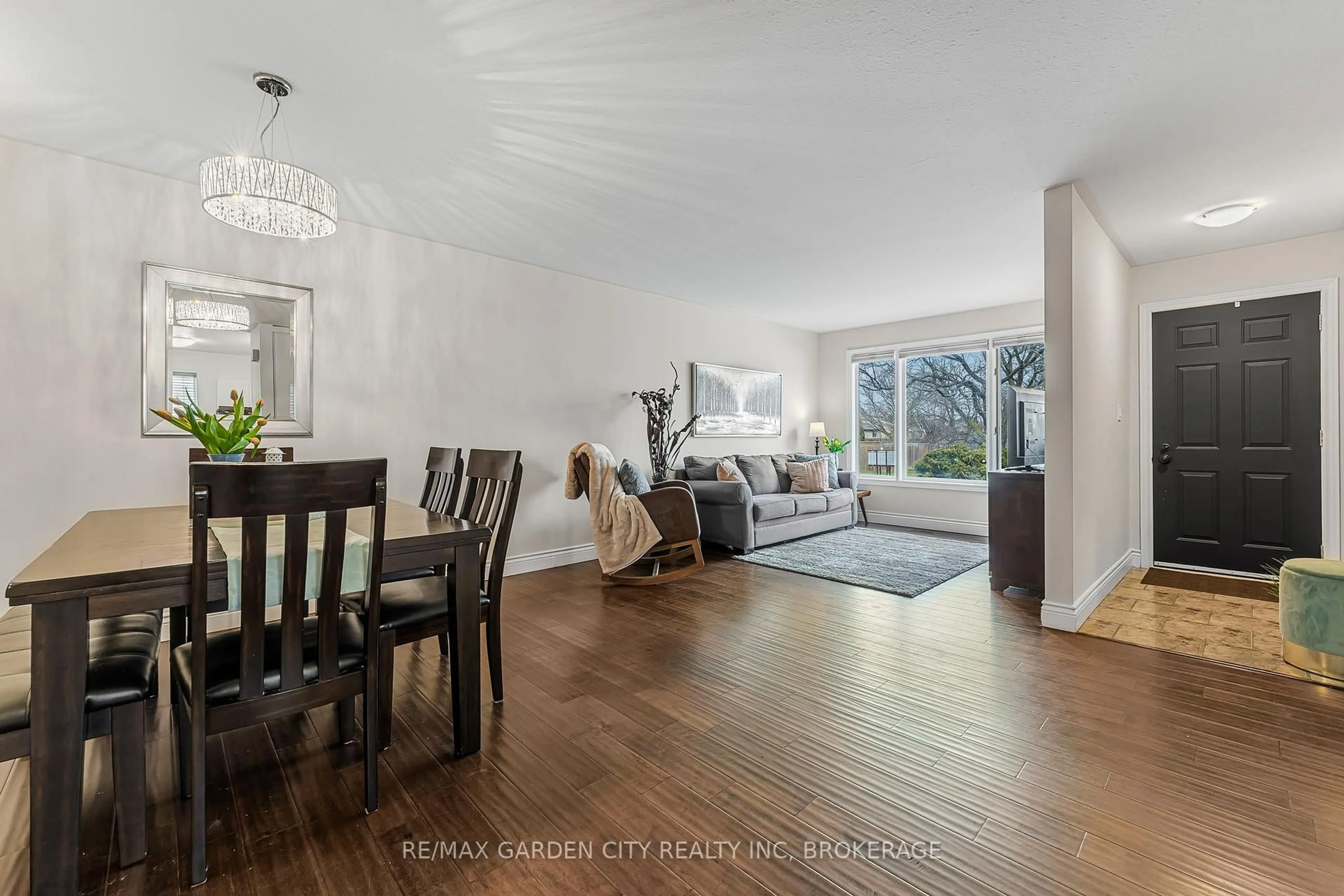 Dining room, wood/laminate floor for 4534 Dufferin Ave, Lincoln Ontario L3J 0C5