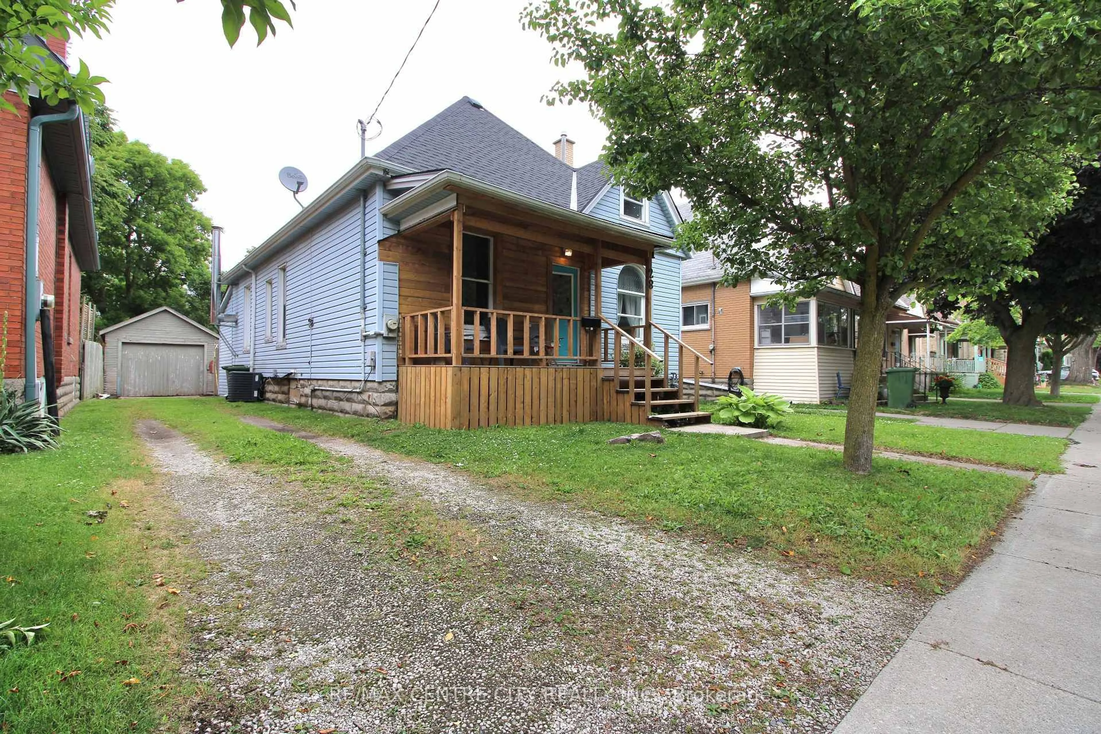 Patio, street for 28 Maple St, St. Thomas Ontario N5R 1Y9