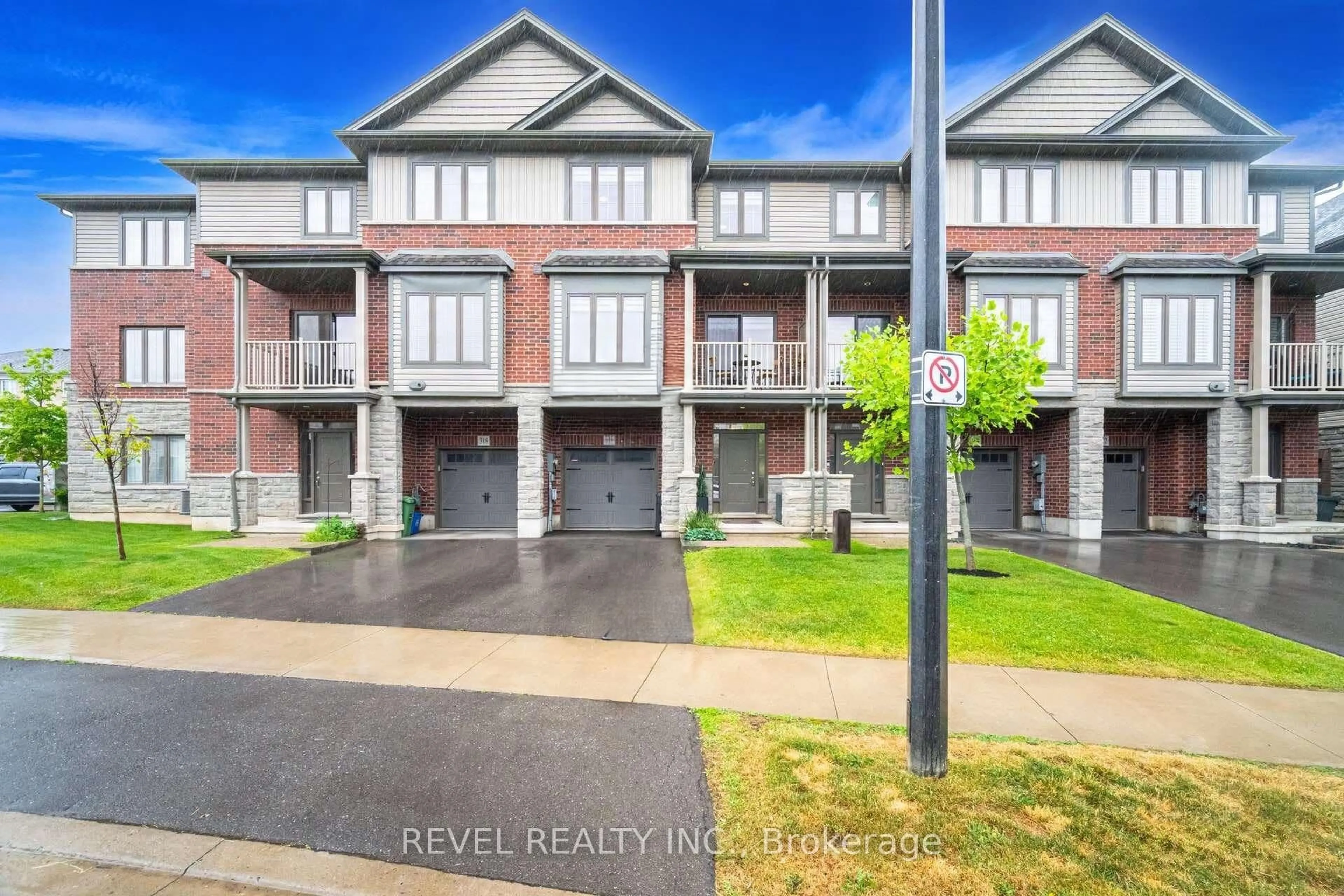 A pic from outside/outdoor area/front of a property/back of a property/a pic from drone, street for 316 Humphrey St, Hamilton Ontario L8B 1W5