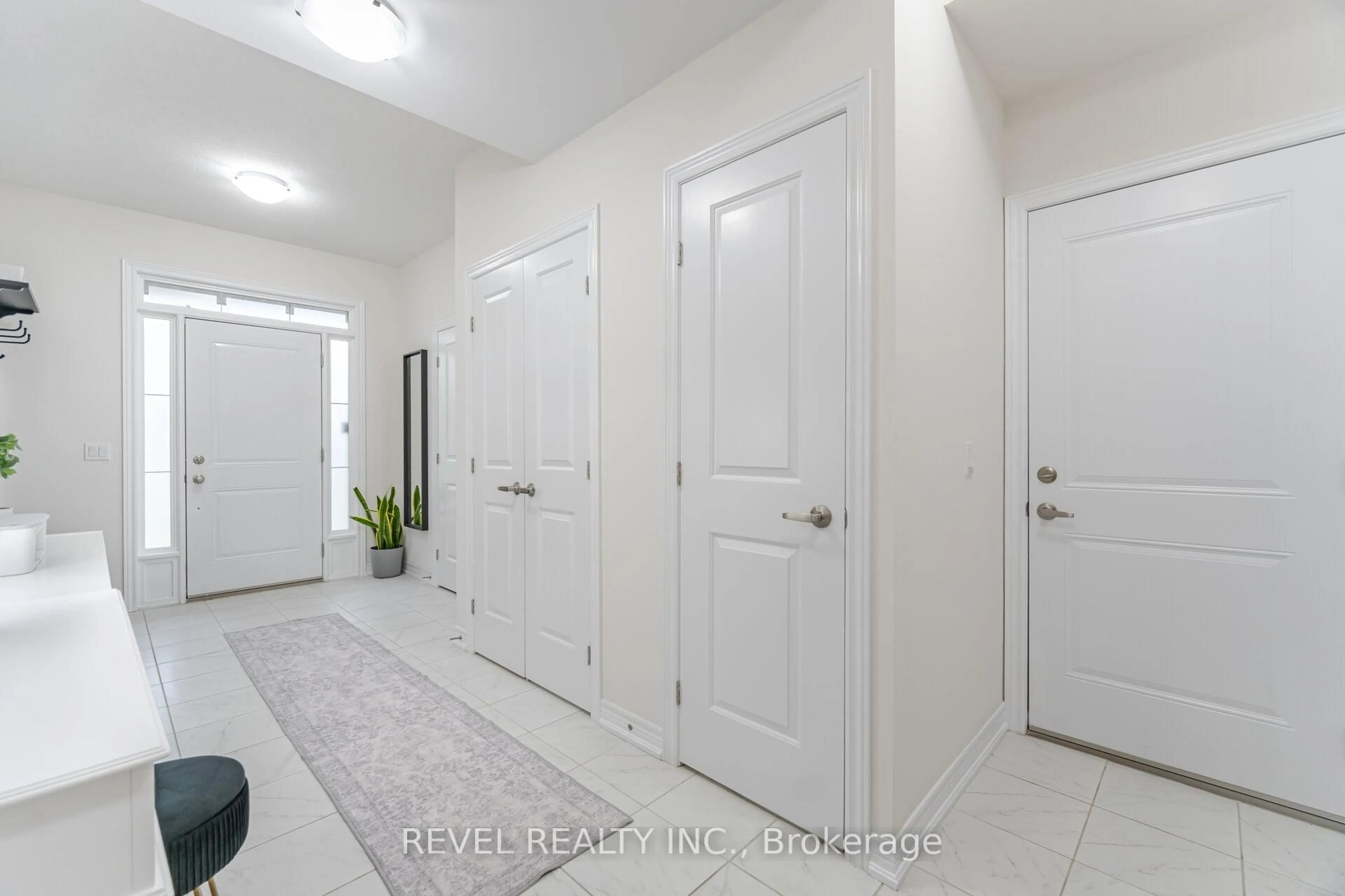 Indoor entryway for 316 Humphrey St, Hamilton Ontario L8B 1W5