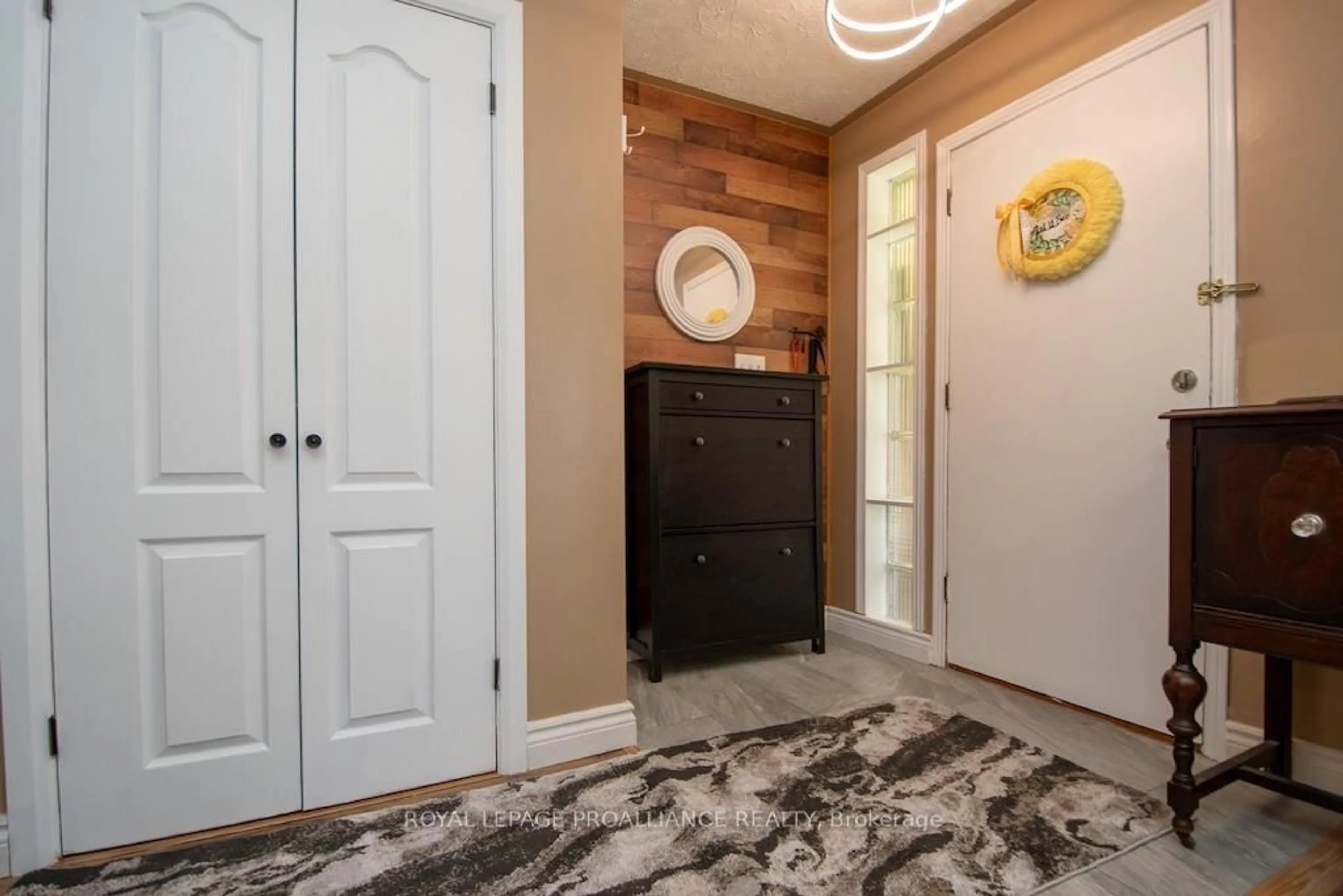 Indoor entryway for 1060 Glendale Dr, Peterborough North Ontario K9H 6M4