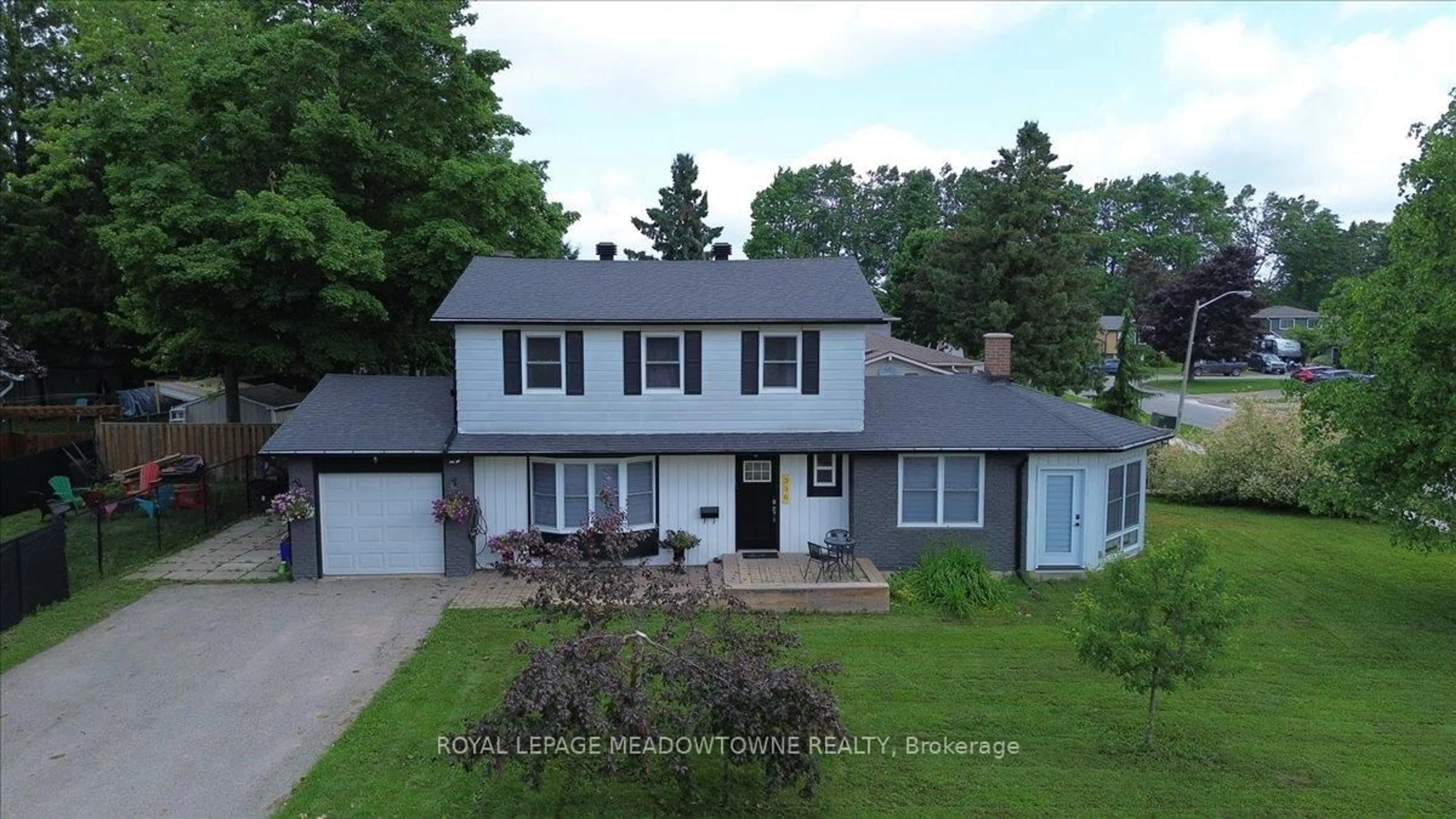 A pic from outside/outdoor area/front of a property/back of a property/a pic from drone, street for 336 Pineview Gdns, Shelburne Ontario L9V 3A3