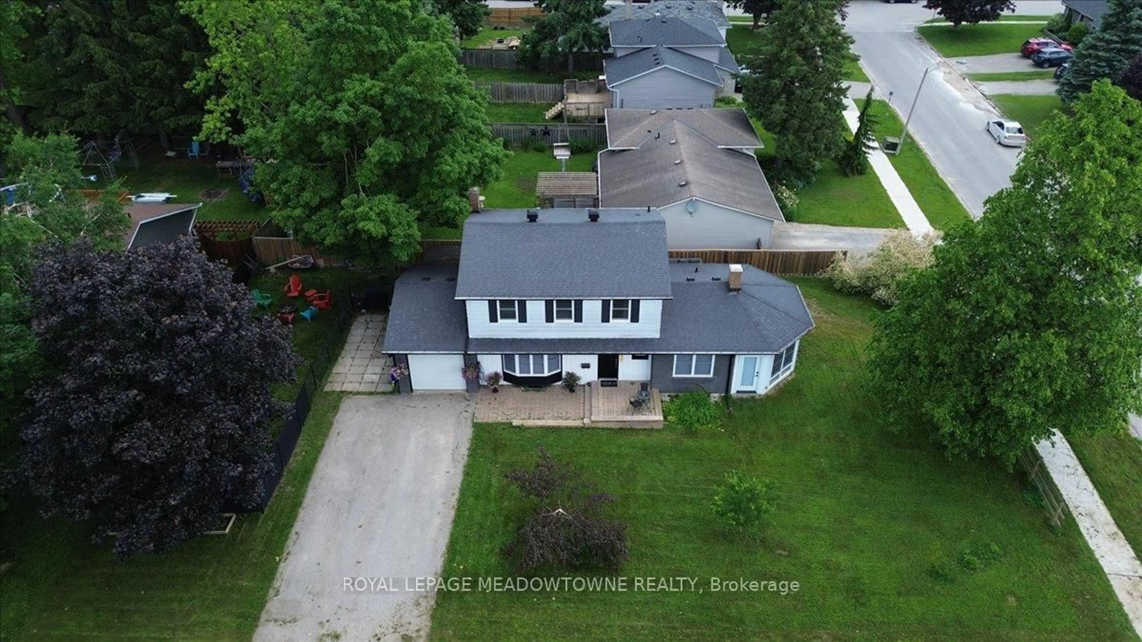 A pic from outside/outdoor area/front of a property/back of a property/a pic from drone, street for 336 Pineview Gdns, Shelburne Ontario L9V 3A3