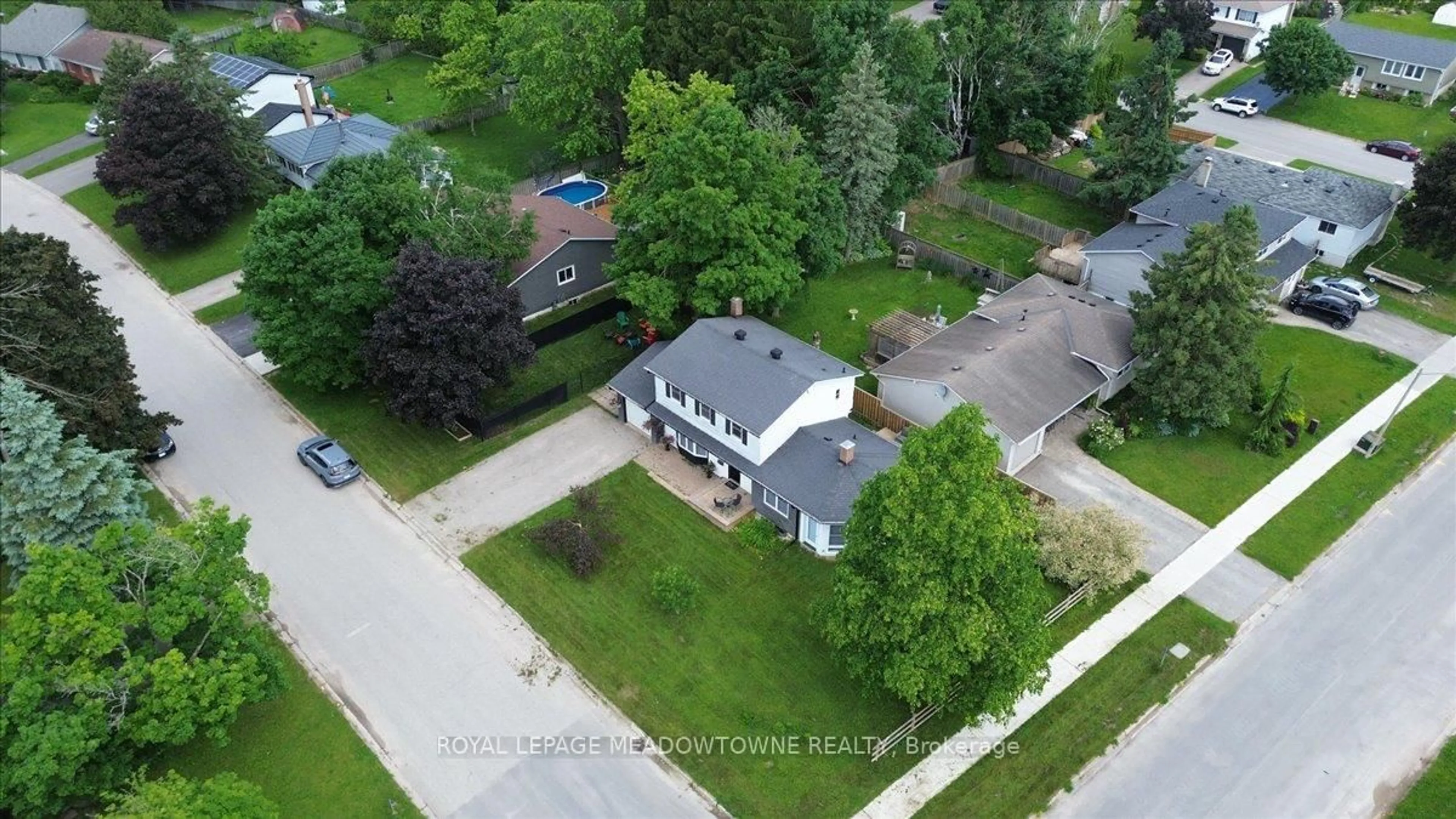 A pic from outside/outdoor area/front of a property/back of a property/a pic from drone, street for 336 Pineview Gdns, Shelburne Ontario L9V 3A3