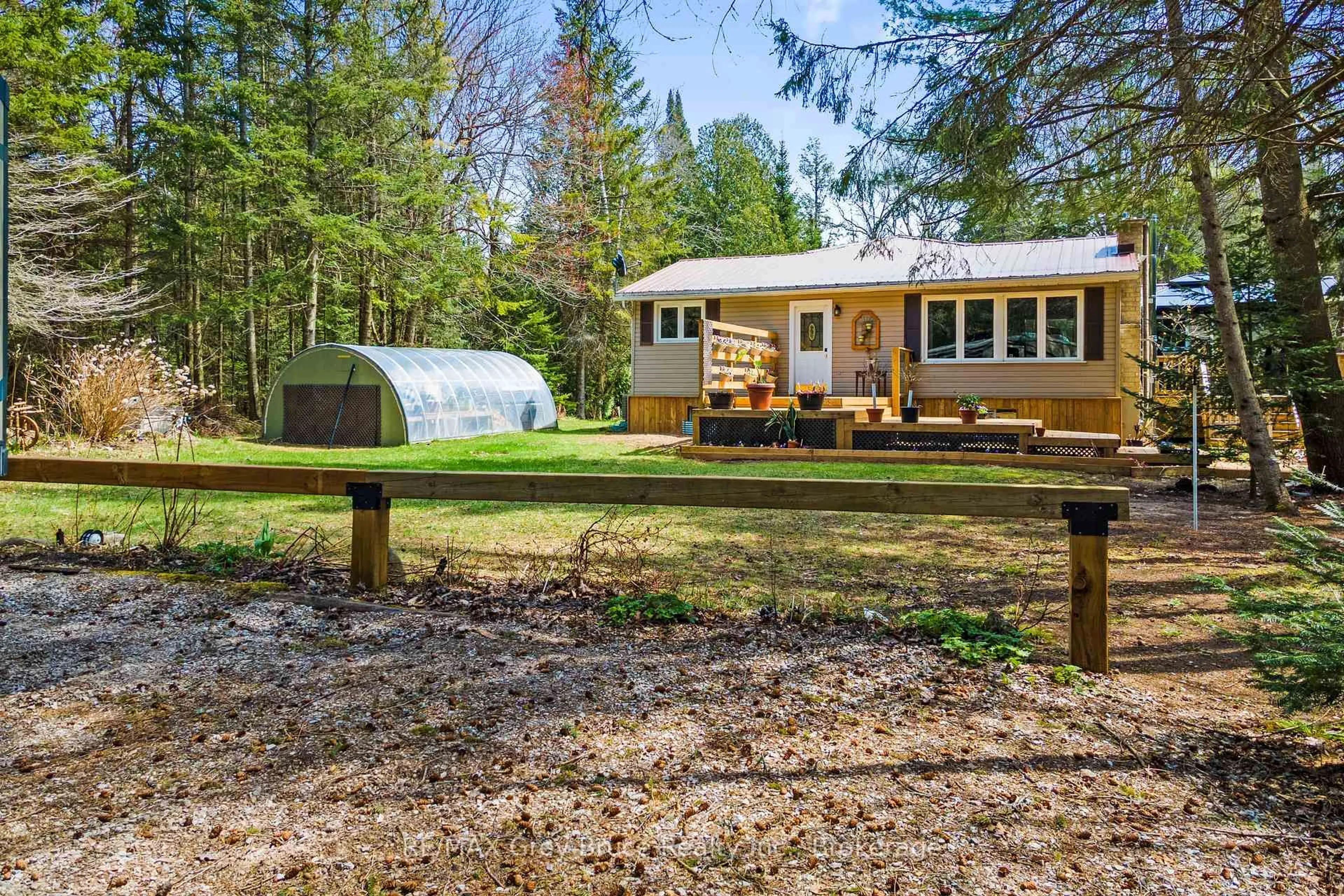 Patio, unknown for 33 WOODSTOCK Ave, Northern Bruce Peninsula Ontario N0H 2M0