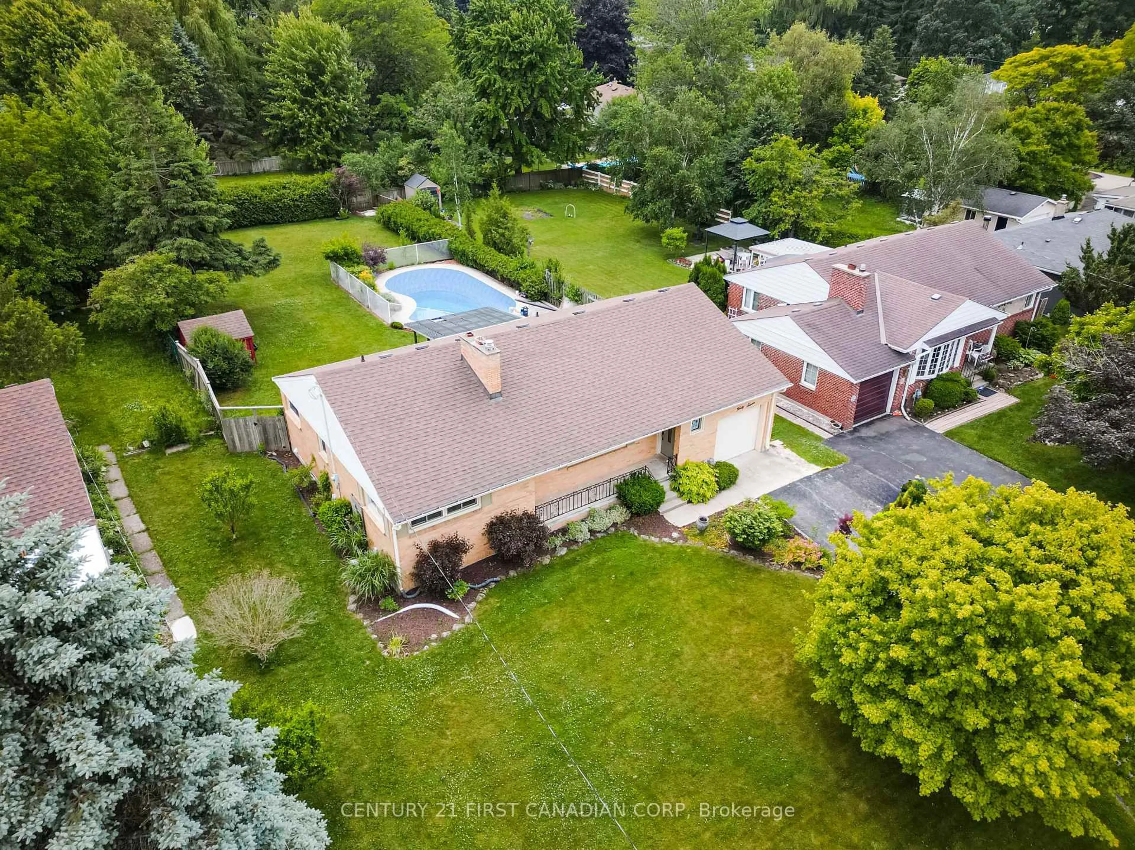 A pic from outside/outdoor area/front of a property/back of a property/a pic from drone, unknown for 47 Highview Ave, London South Ontario N6J 2A2