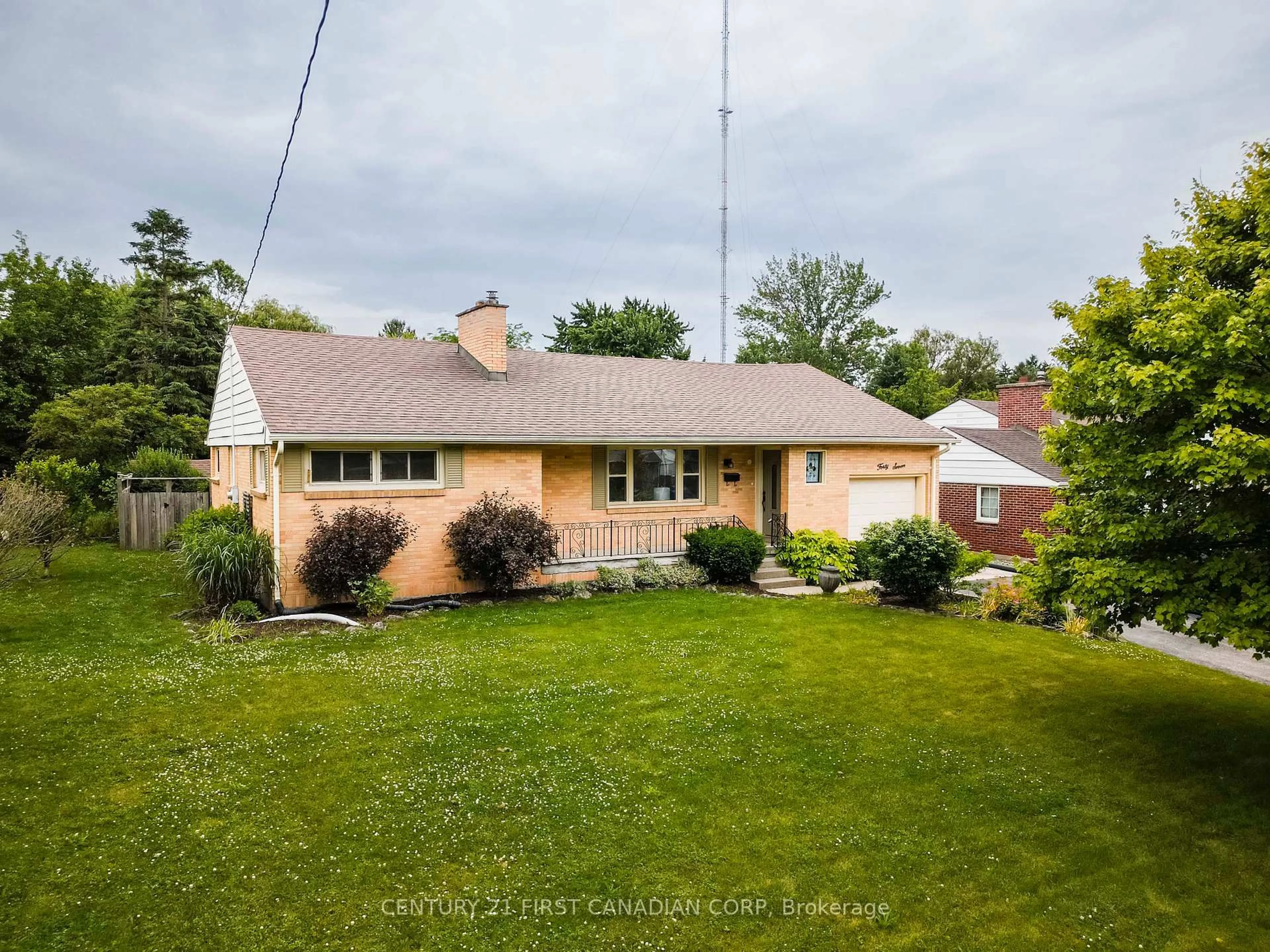 A pic from outside/outdoor area/front of a property/back of a property/a pic from drone, street for 47 Highview Ave, London South Ontario N6J 2A2