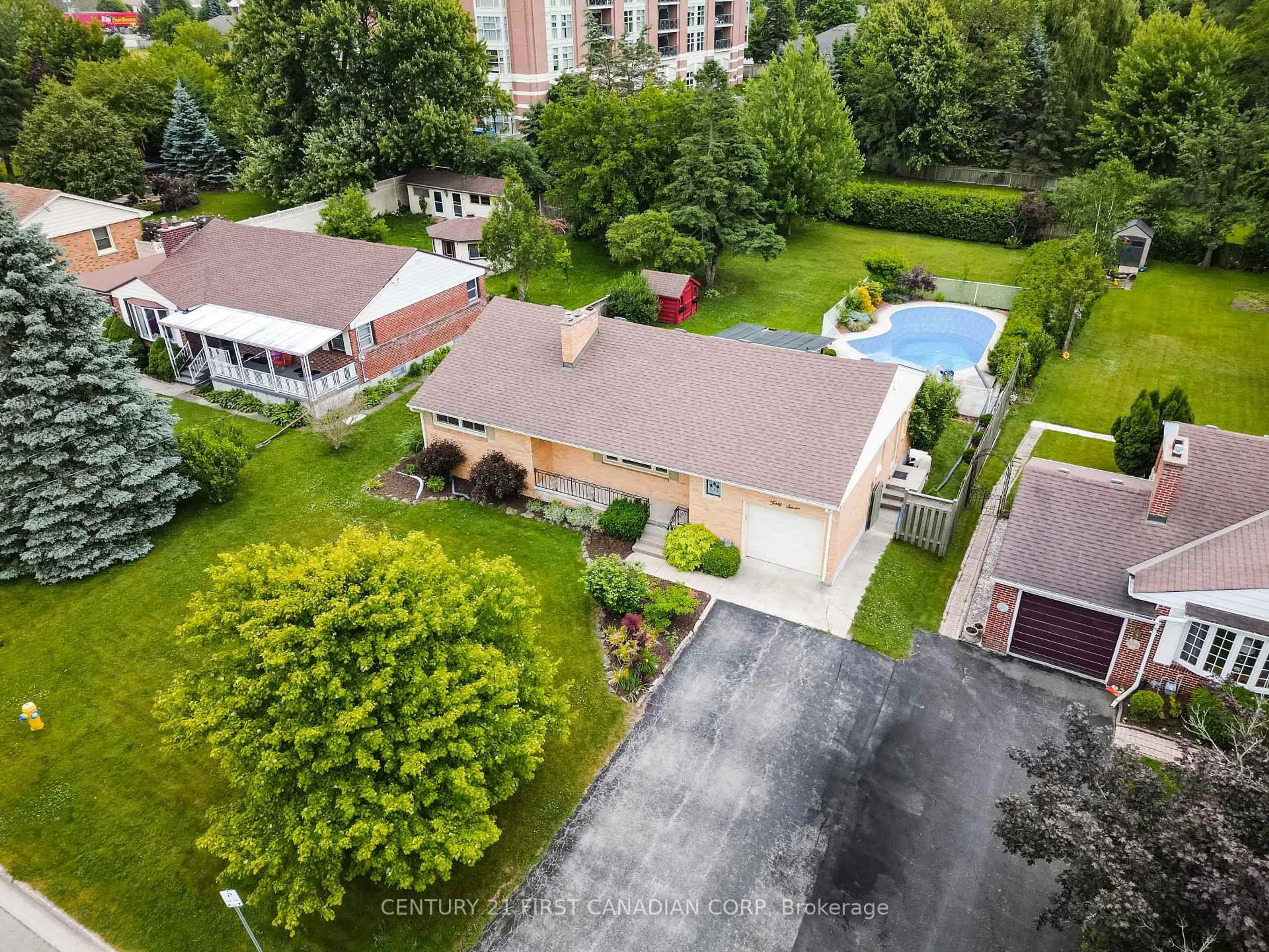 A pic from outside/outdoor area/front of a property/back of a property/a pic from drone, street for 47 Highview Ave, London South Ontario N6J 2A2